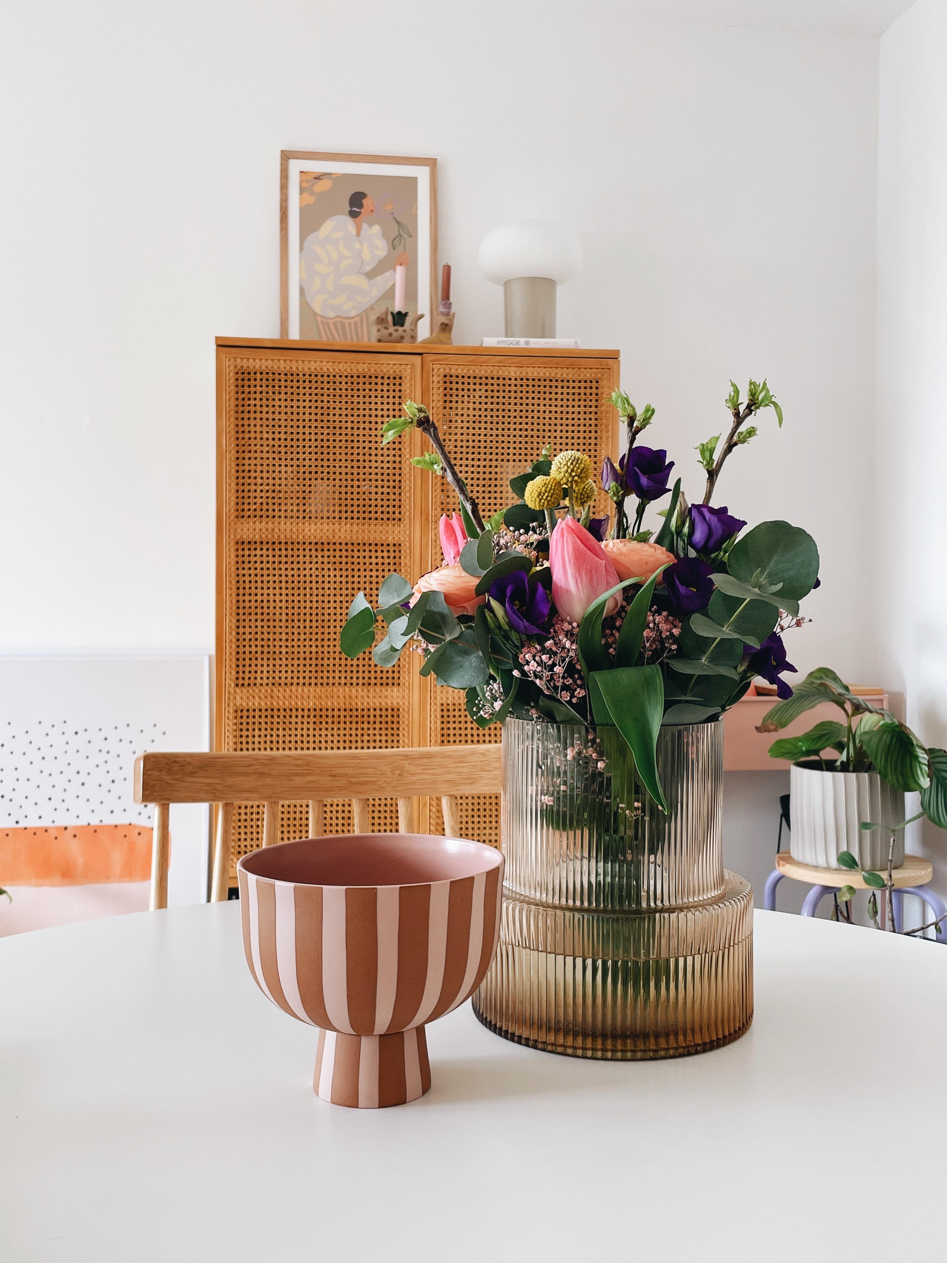 Blümchen 💐
#flowers #freshflowers #wohnzimmer #lieblingsraum #couchliebt #essecke #details #interior