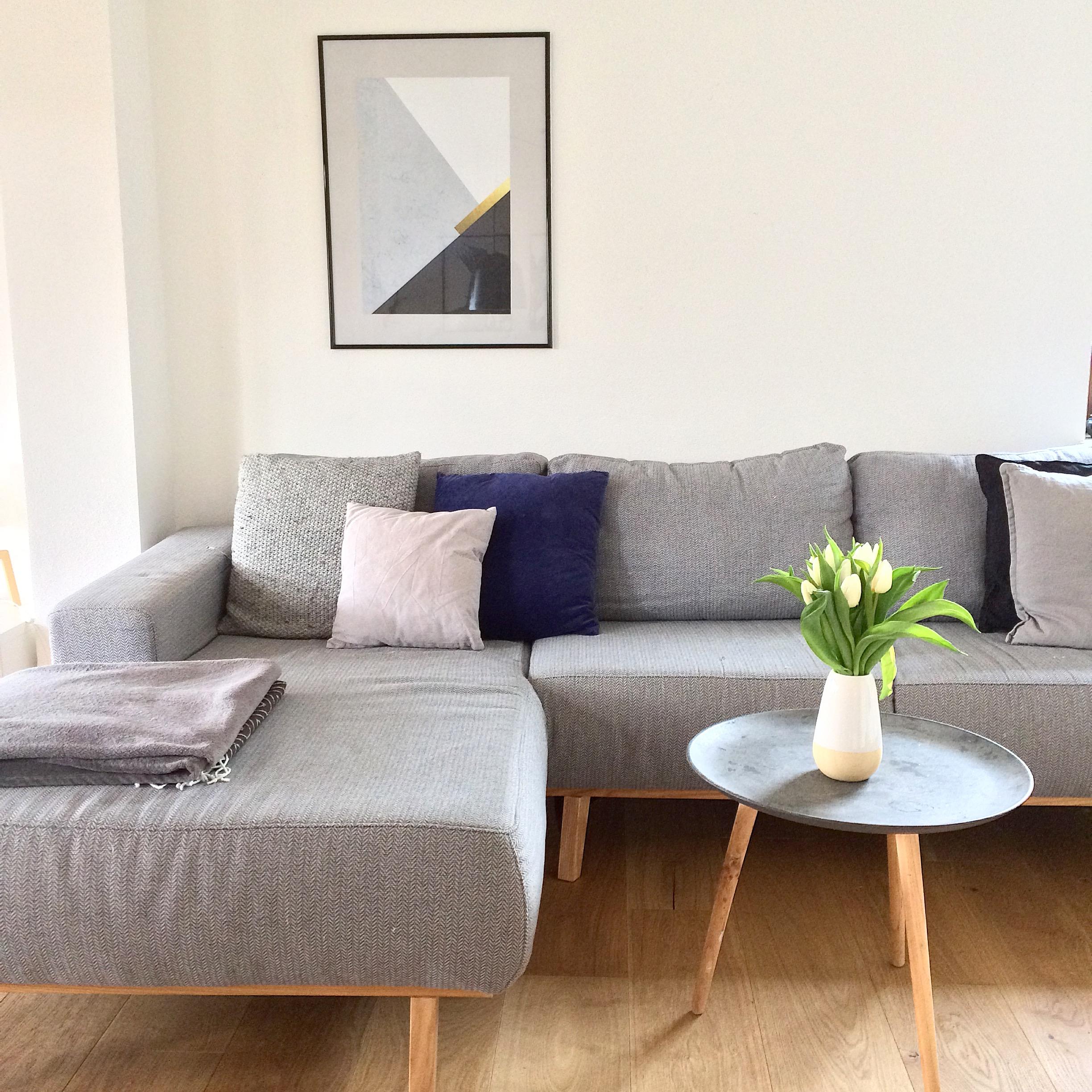 #blumen #tulpen #poster #bild #sofa #couch #grauessofa #grau #scandistyle #scandinavian #parkett #couchtisch #wohnzimmer