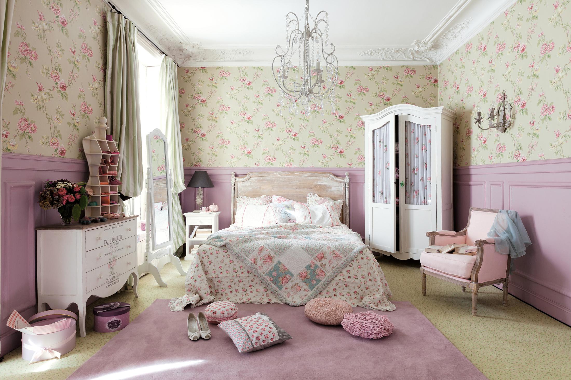 Blumenmuster im rosafarbenen Schlafzimmer #kronleuchter #wandgestaltung #rosawandfarbe ©Maisons du Monde
