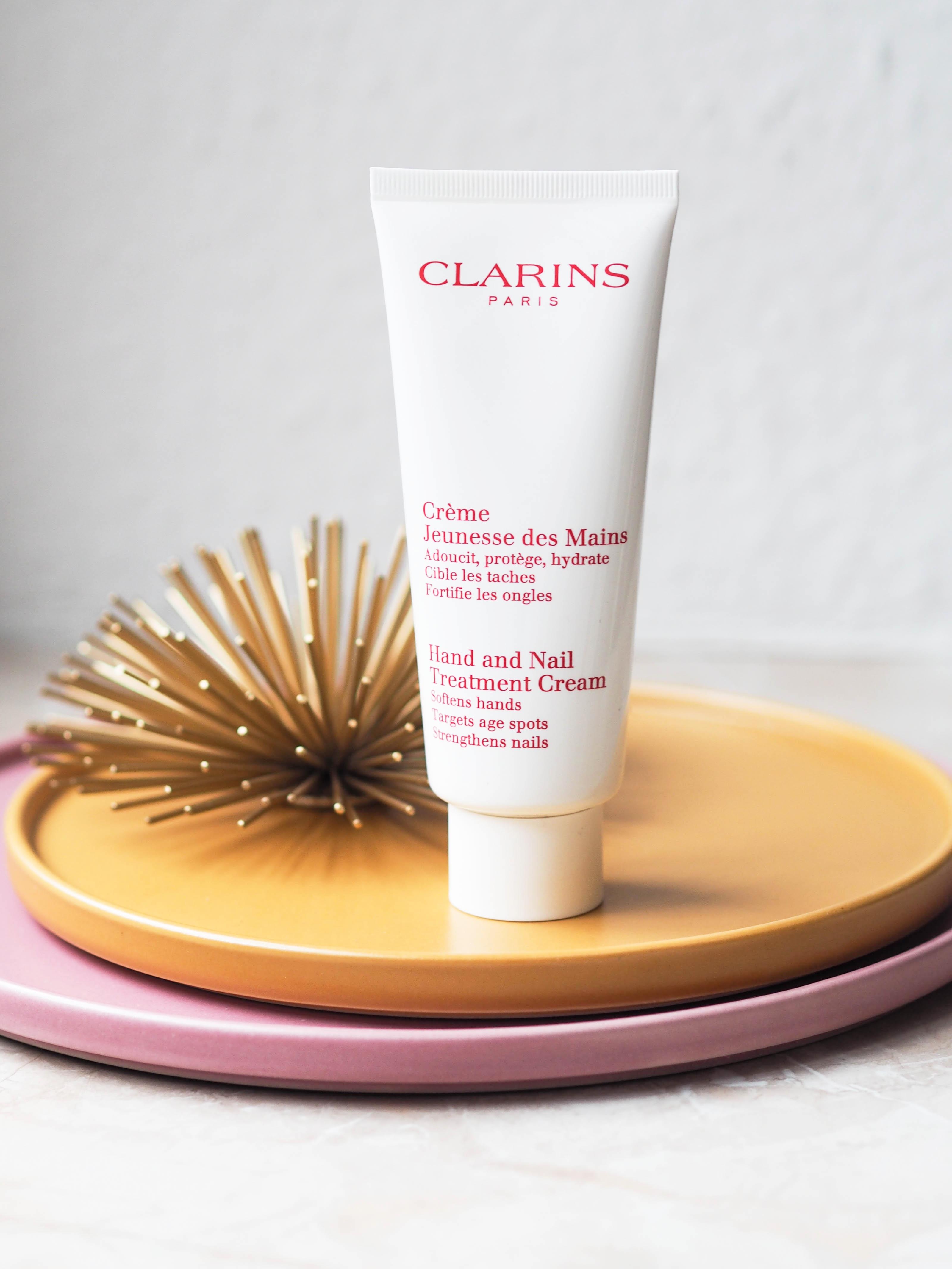 Brauchen wir bei eisiger Kälte unbedingt: Die Pflegecreme für Hände und Nägel von Clarins #beautylieblinge #clarins
