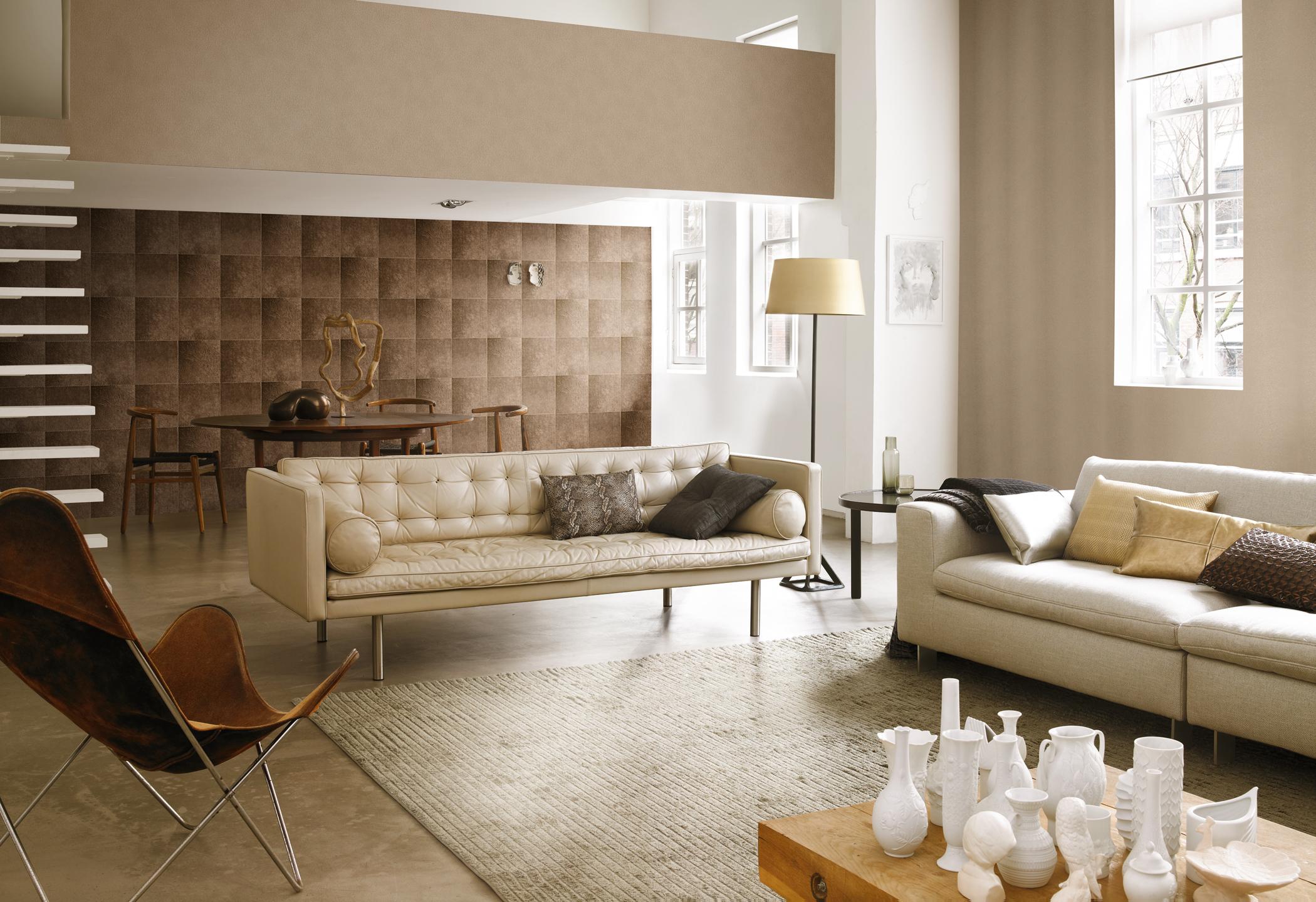 Braun gemusterte Tapete im klassischen Wohnzimmer #ledersofa #wandgestaltung #stehlampe #vliestapete ©Rasch