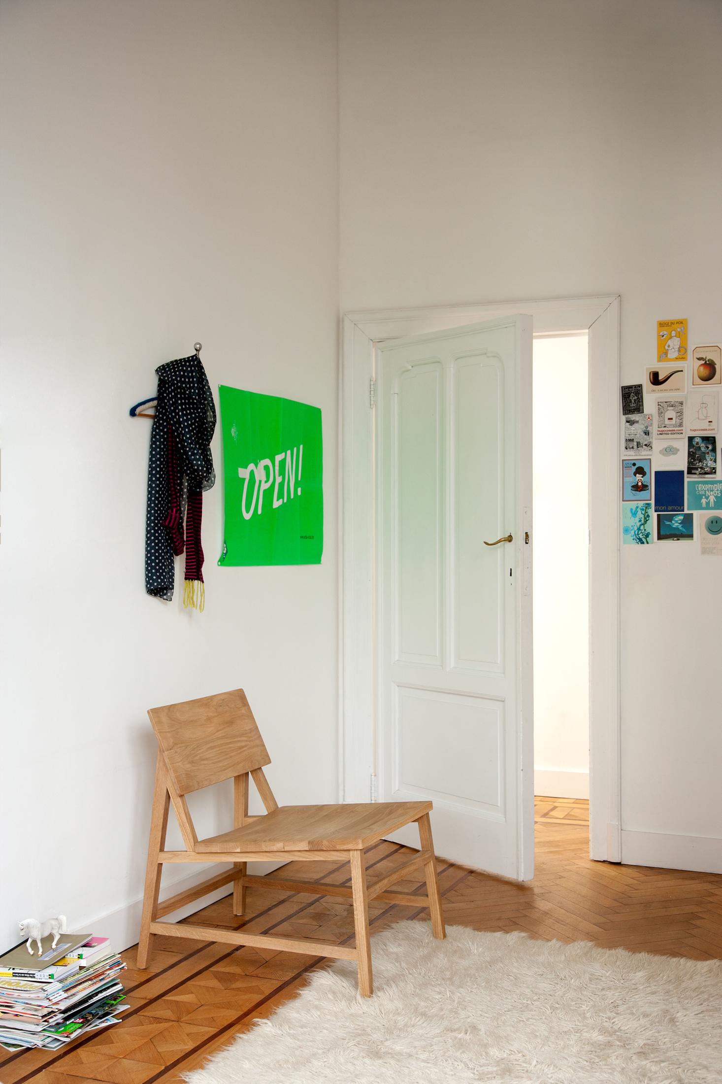 Breiter Loungestuhl aus Holz #stuhl #teppich #poster #holzstuhl #garderobenhaken #stummerdiener ©Ethnicraft