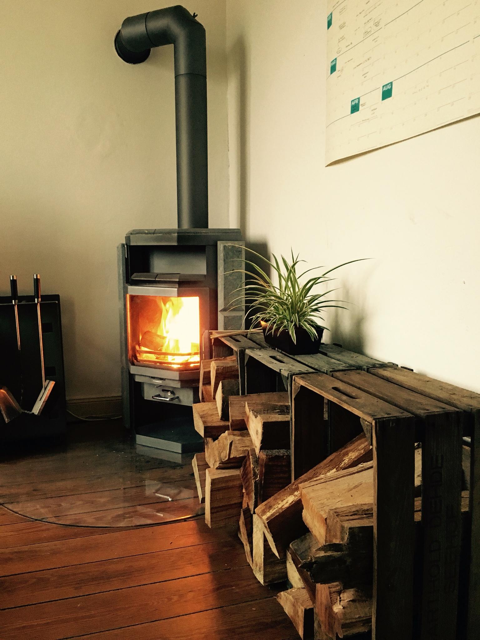 Brennholz aufgefüllt! #schwedenofen #kaminholzaufbewahrung #weinkisten #ofen #winterkannkommen