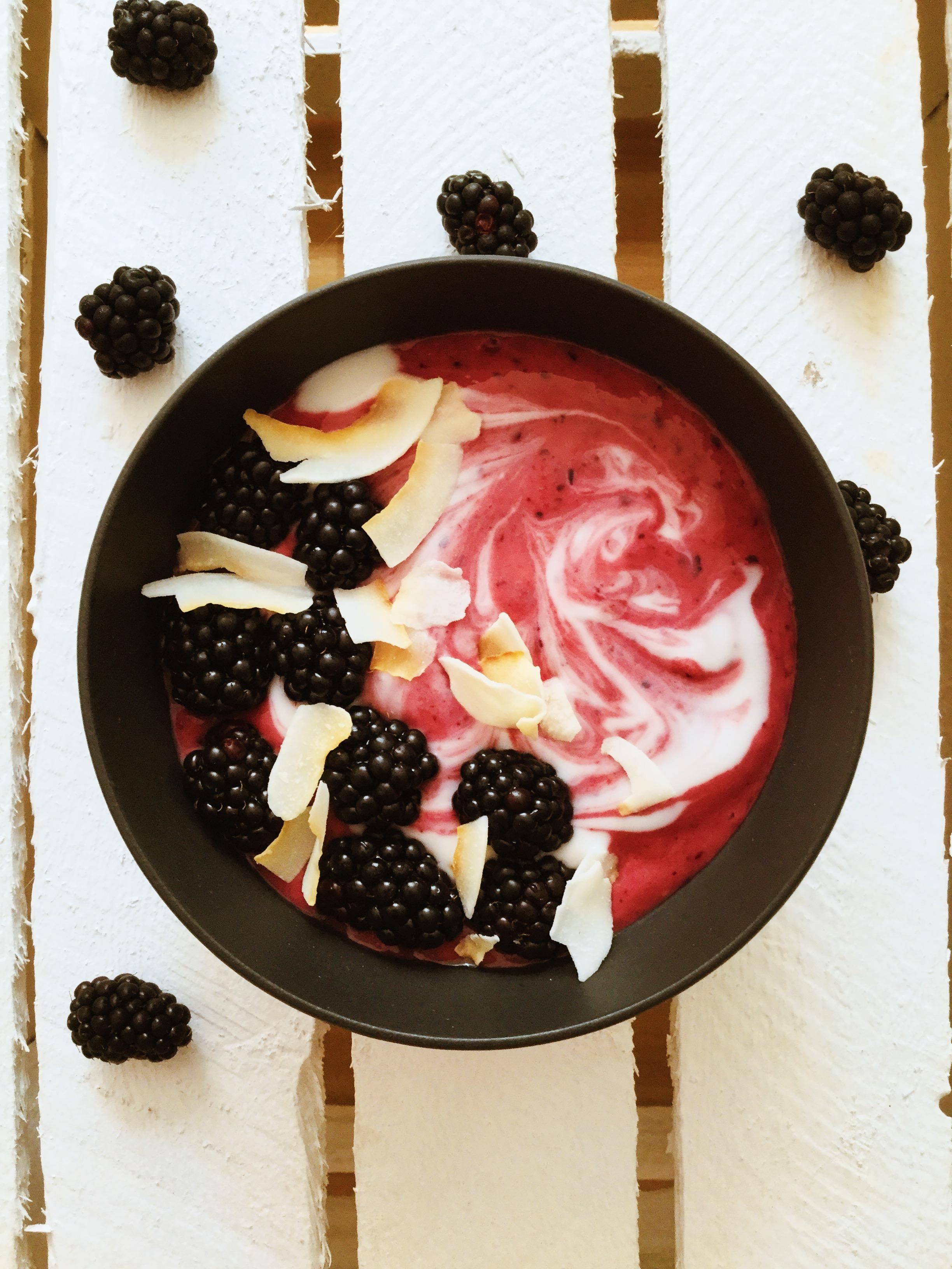 Brombeeren&Kokos 😋🌱🥥 perfekte Kombination #food #smoothiebowl #brombeeren #frühstück #foodbloggerslife #healthy #vegan