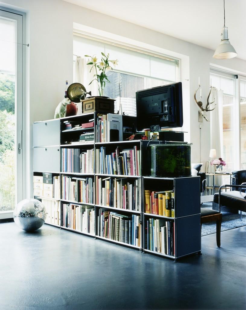 Bücherregal als Raumteiler #paravent #raumteiler #tvmöbel ©USM