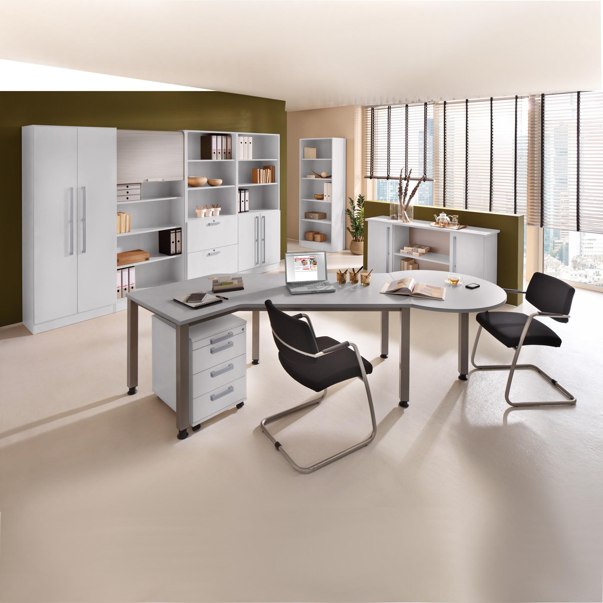 Büroraum mit Winkeltisch #büro #schreibtisch #bücherregal #schreibtischstuhl #kommode #aktenschrank ©Hammerbacher