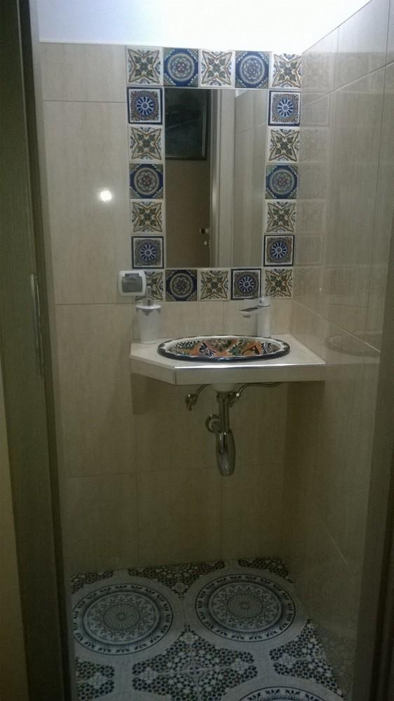 Bunte Badezimmer Waschbecken und Fliesen #retrofliesen ©Buntes Marokko