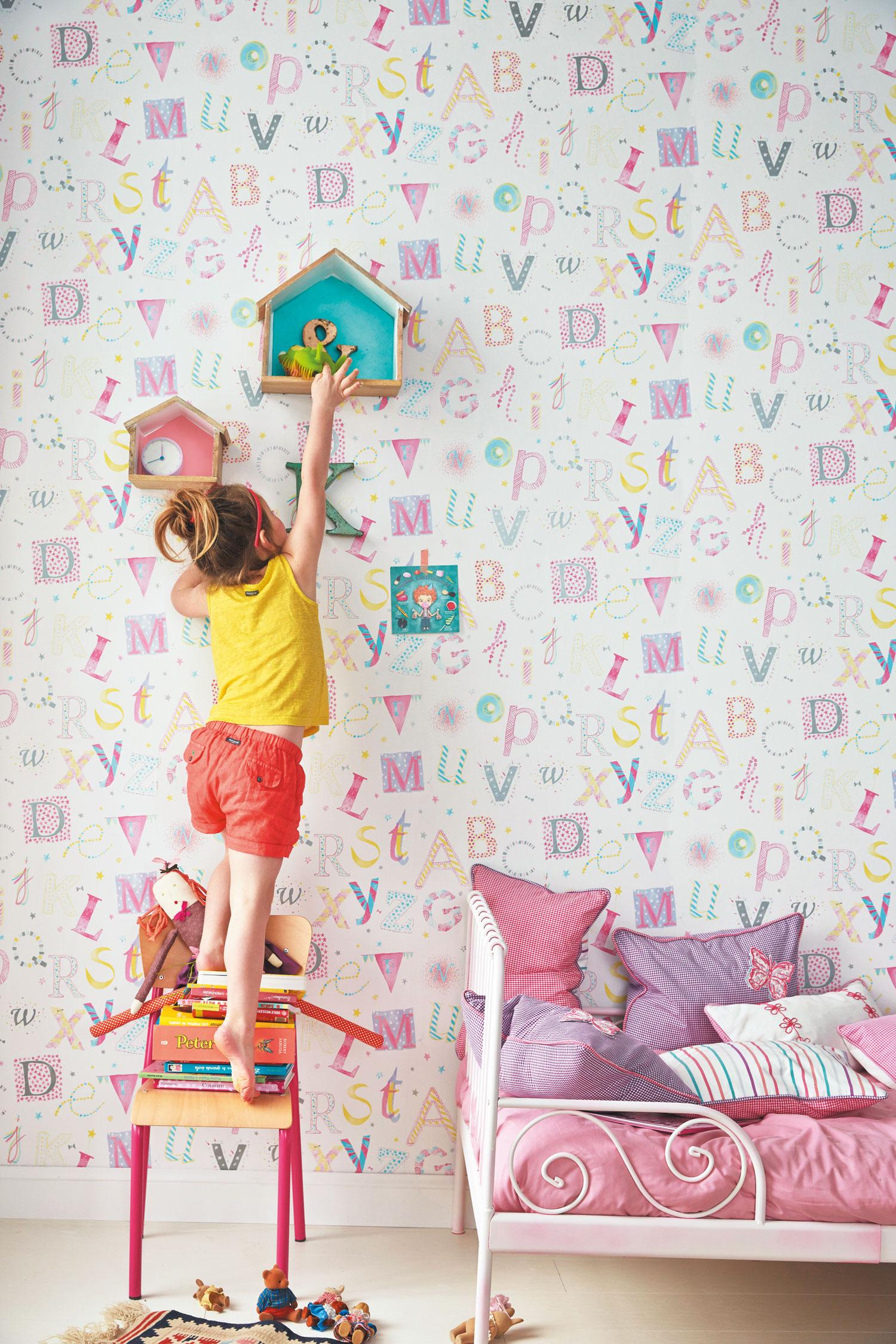Bunte Mädchentapete mit farbigen Buchstaben #mädchenzimmer #wandgestaltungkinderzimmer ©Camengo