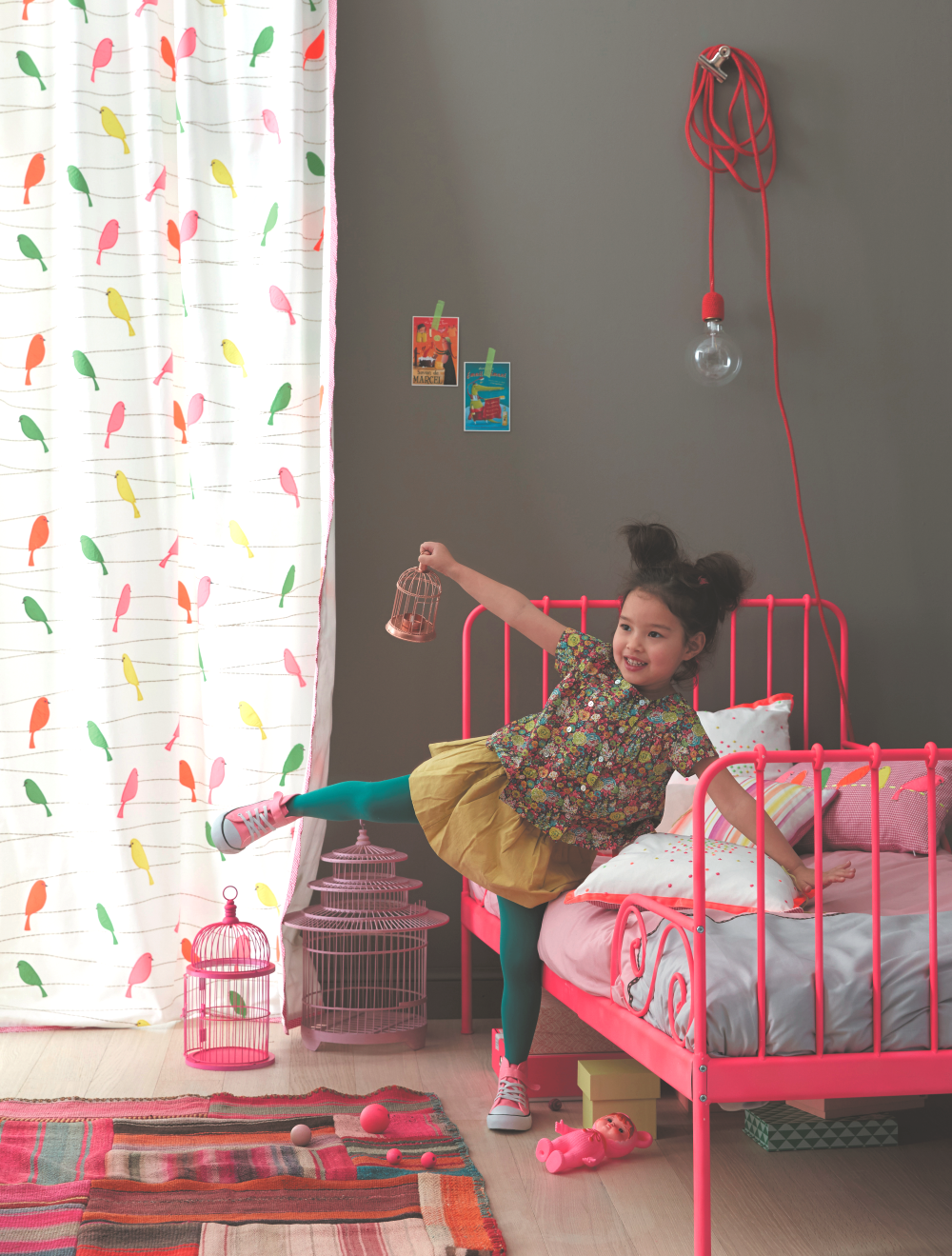 Bunter Stoffmix für Mädchenzimmer #mädchenzimmer #kinderzimmerdeko ©Camengo
