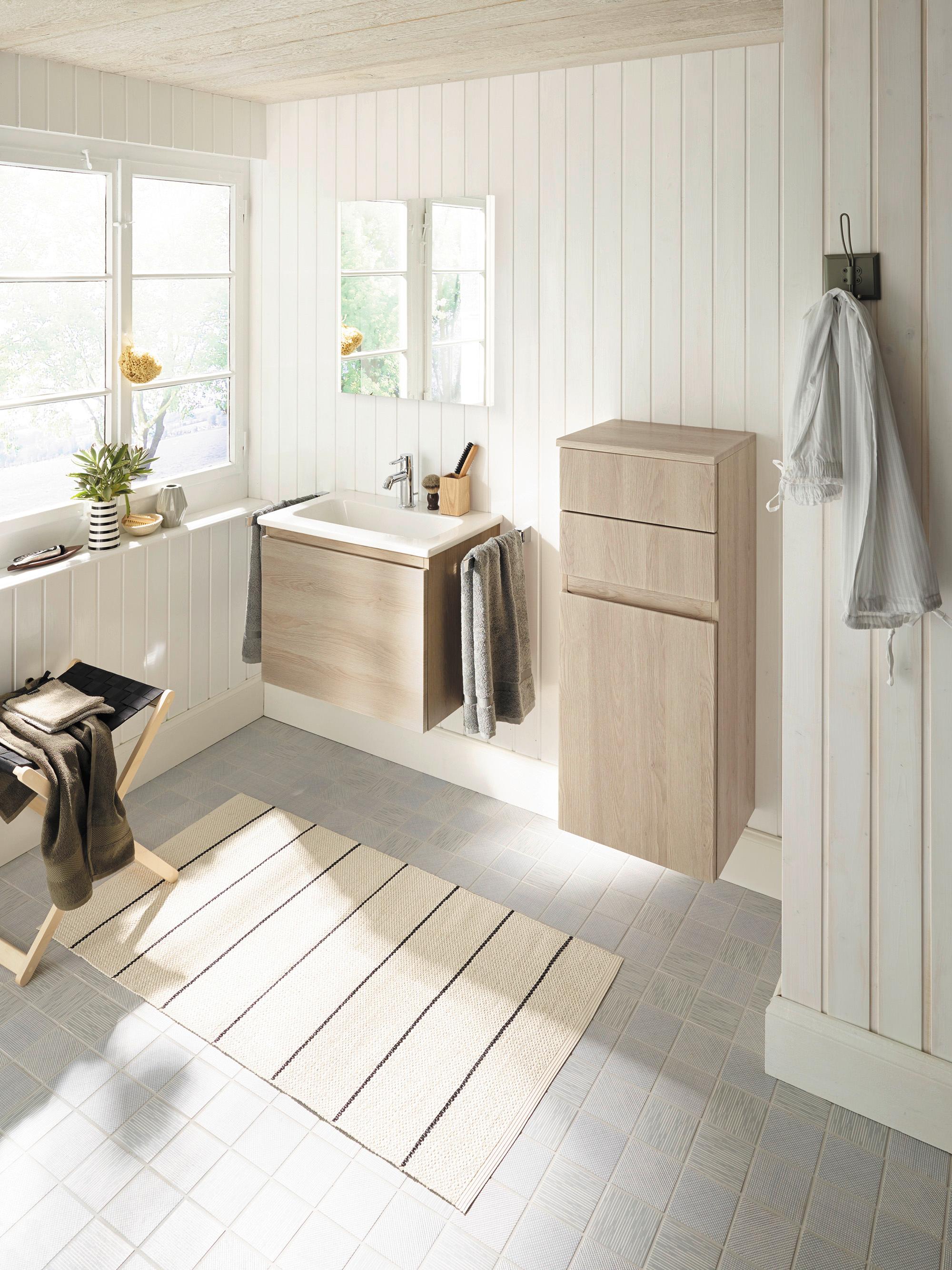 burgbad Bel kleines Badezimmer mit Möbeln in Holzdekor #bad #badezimmer #spiegel #waschtisch #waschbecken #modernesbadezimmer #badsanierung ©nexus product design