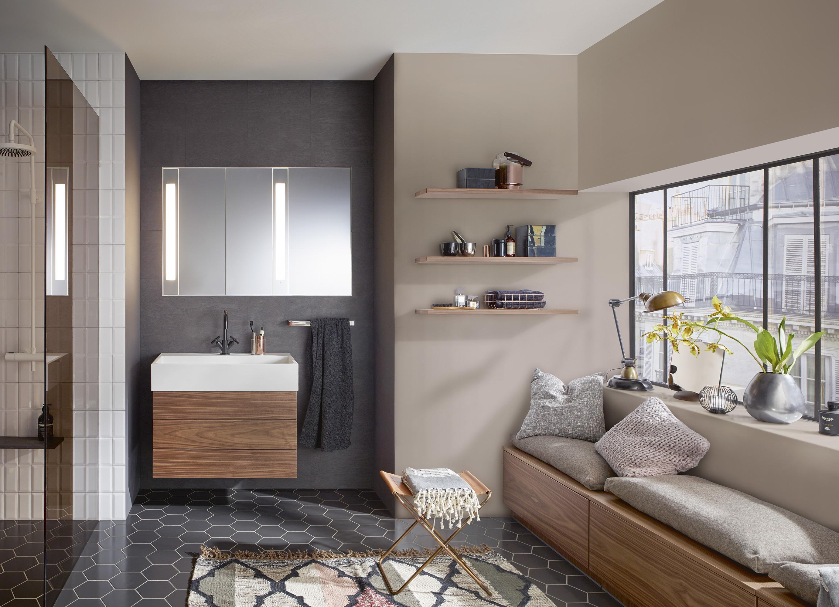 burgbad Crono Badezimmer mit Möbeln in Nussbaum #waschtisch #waschbecken #wandablage #sitzecke #spiegelschrank ©burgbad