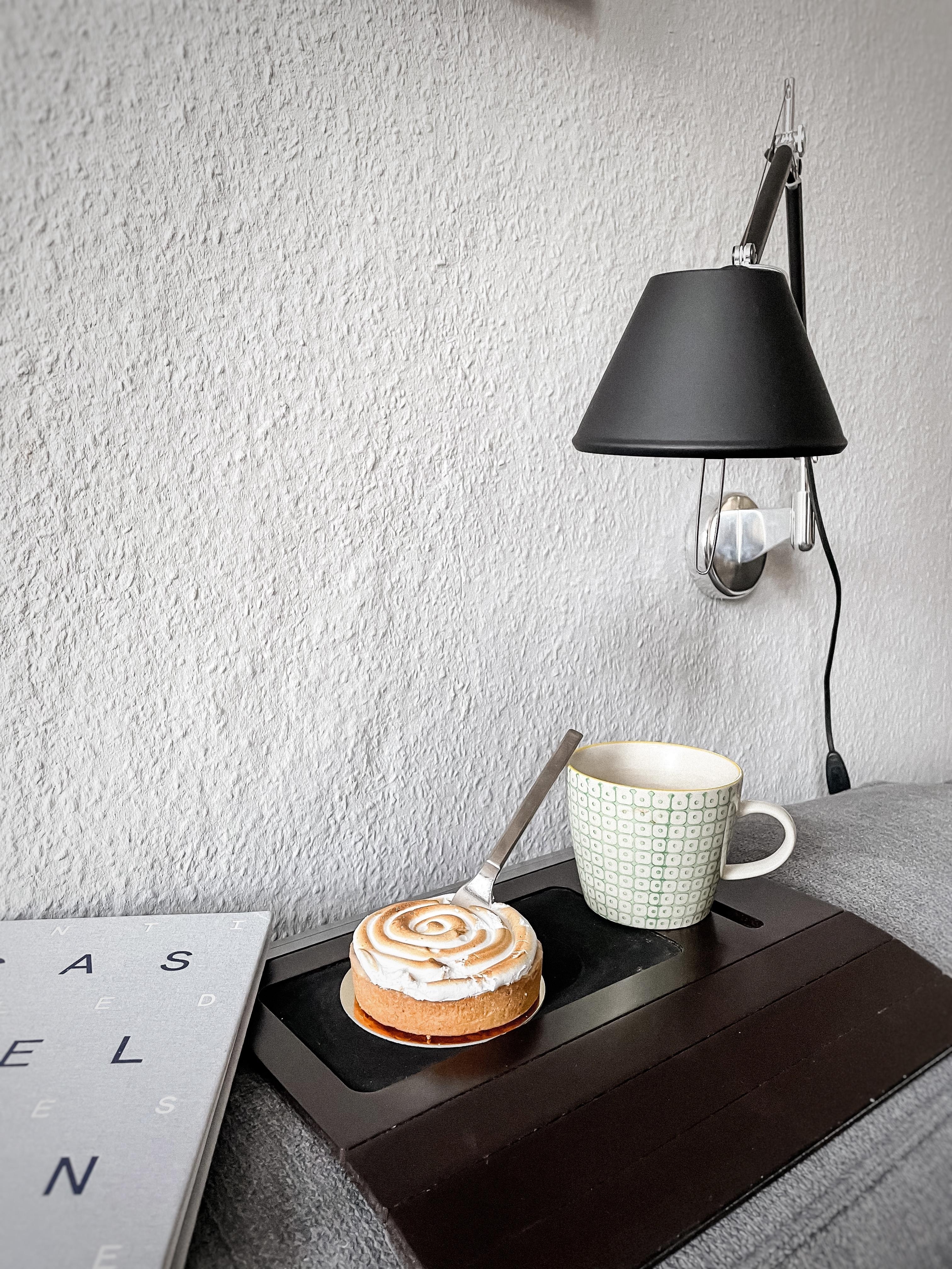 coffee moment #wandlampe #sofa #pause #kaffeepause #törtchen #couchstyle