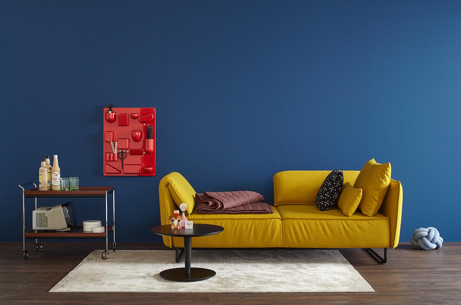 Colourful Retro #wandfarbe #retro #sofa #gelbessofa #blauewandfarbe ©SCHÖNER WOHNEN-Shop