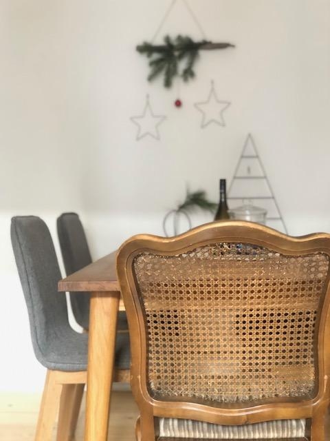 Come, take a seat. #esstisch #diningtable #vintage #weihnachtsdeko #xmasvibes