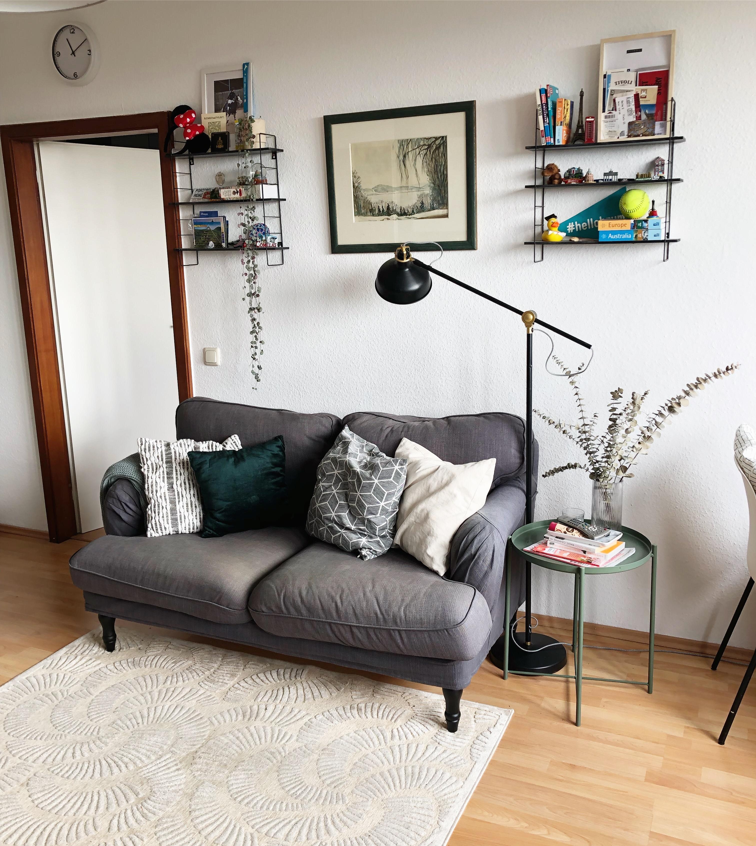 #couch #wohnzimmer #livingroom #neutrals #dunkelgrün #kissen #stringregal