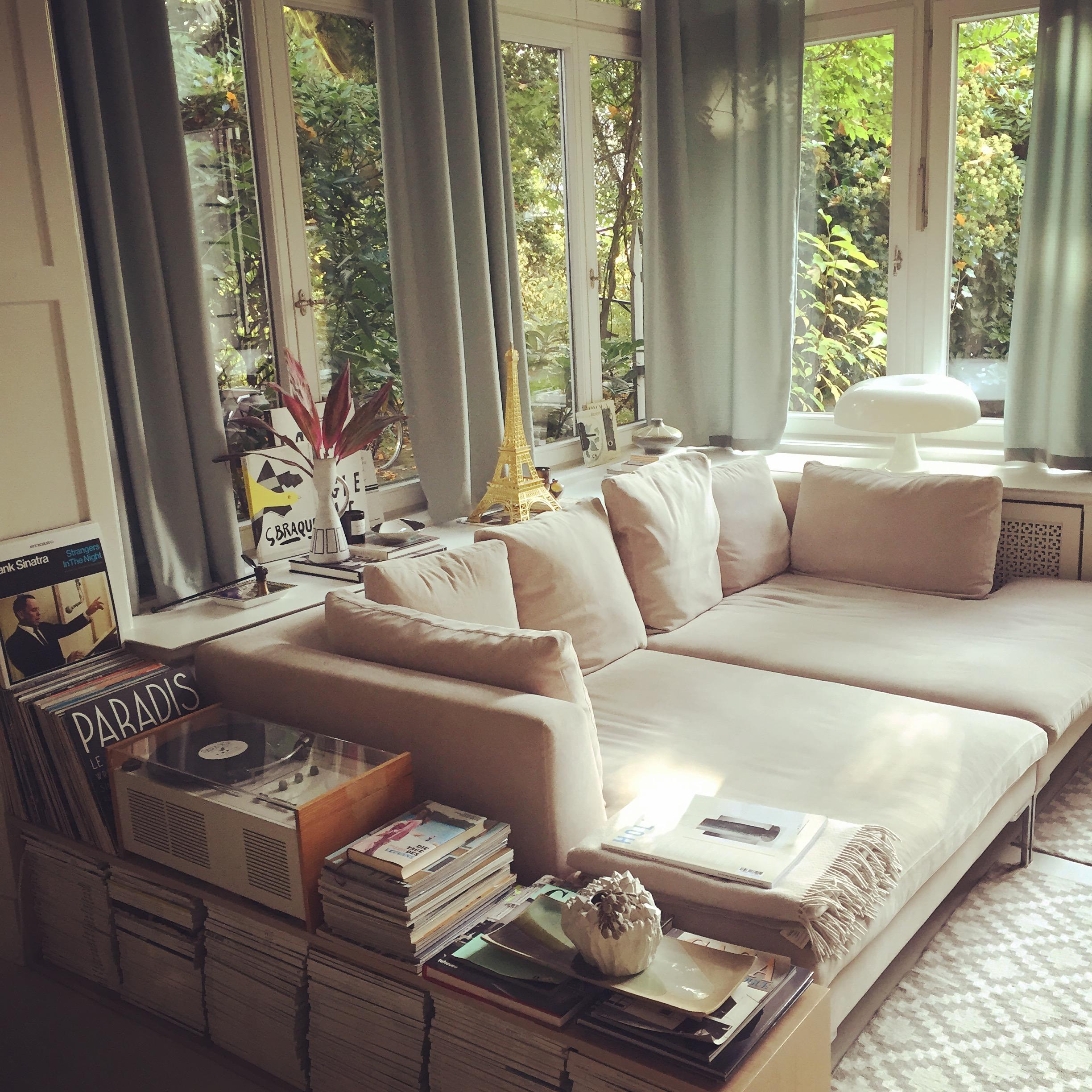 #couchstyle #wohnzimmer #lieblingsplatz #holzvertäfelung #modernewohnideen #natuerlichewohnideen