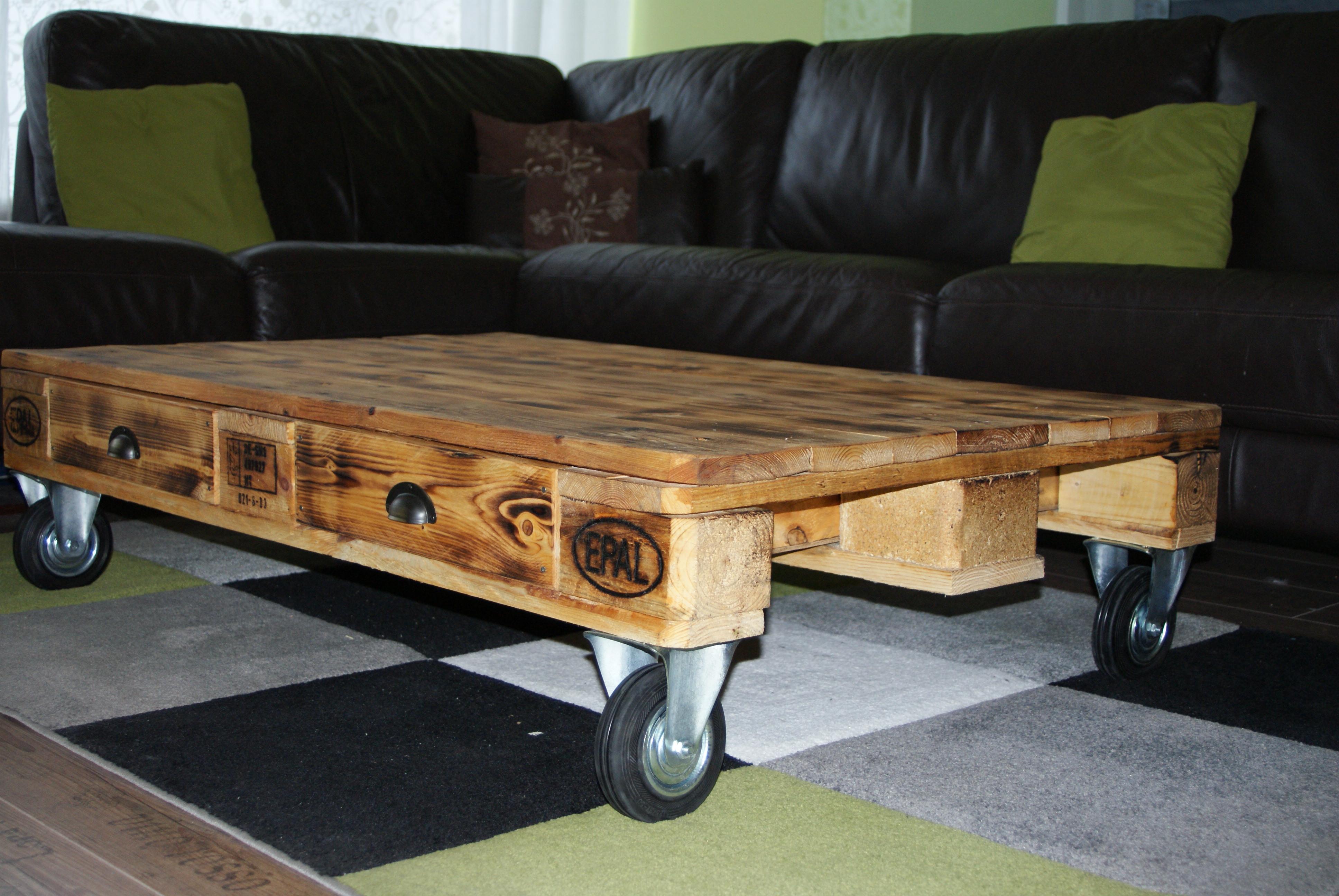 Couchtisch #diy #upcycling #recyceltesholz ©Wohnausstatter