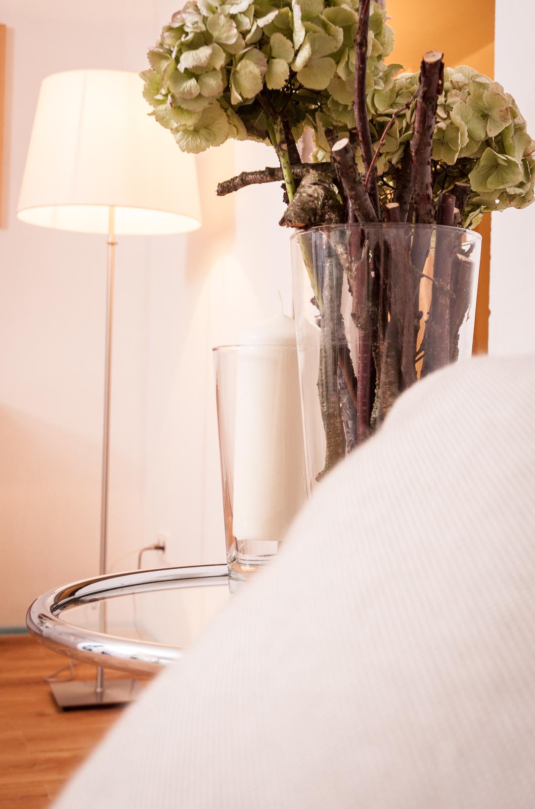 Couchtisch mit Blumen #tisch #glasplattentisch ©Luna Homestaging