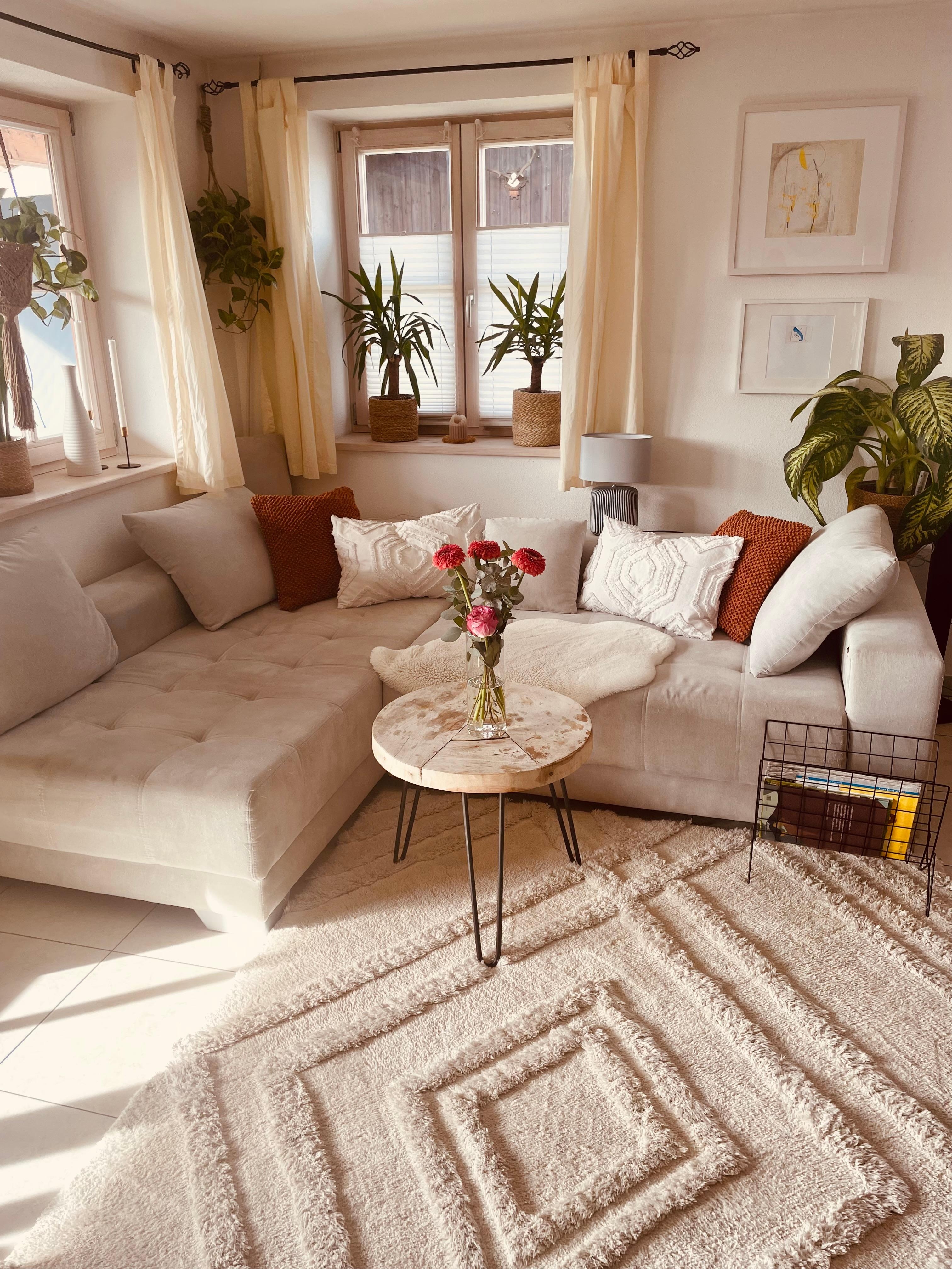 #couchverliebt #couch #wohnzimmer #living #interior #stilmix #blumen #couchtisch #spring #frühling 