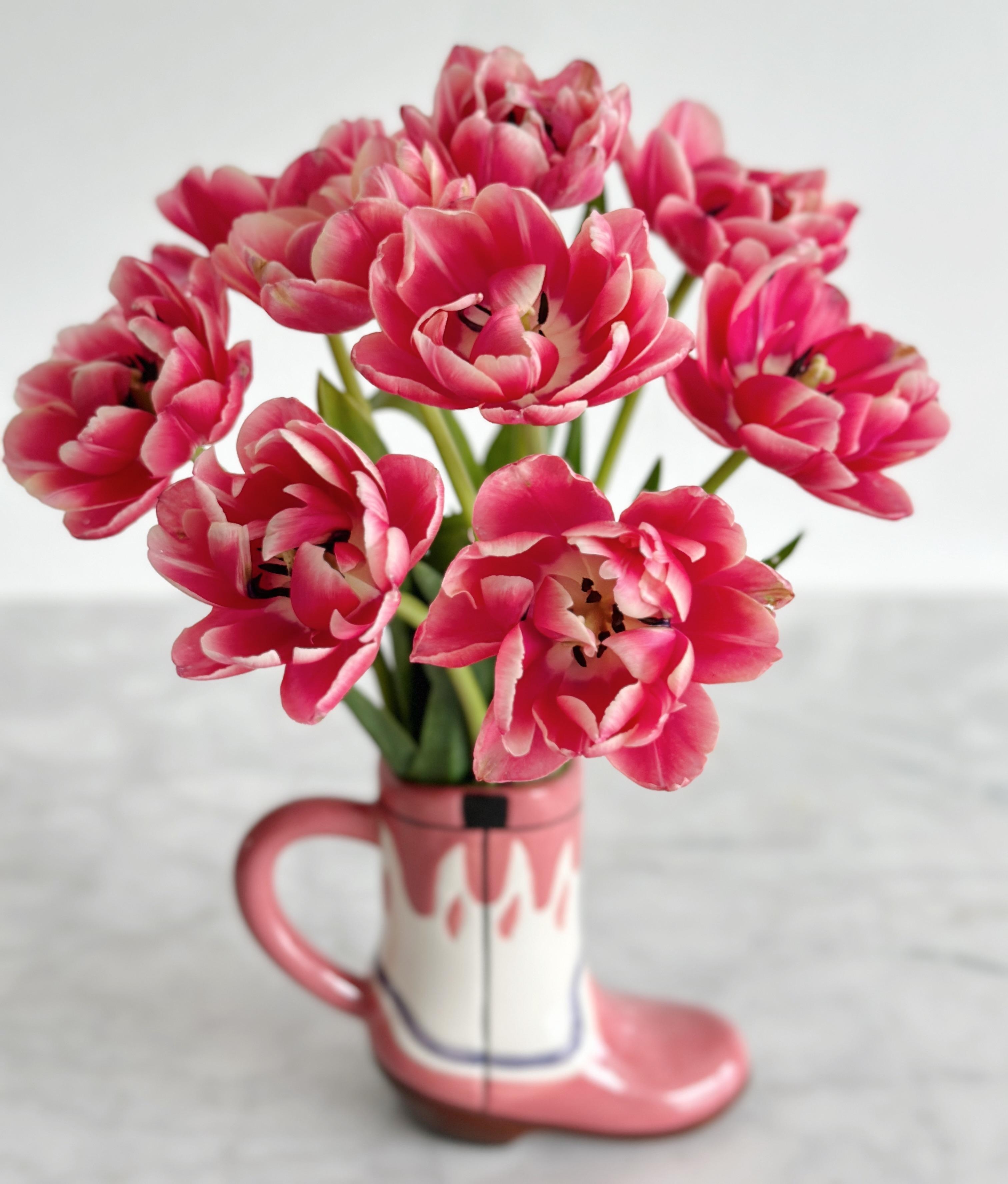Cowboy Vasen Vibes👢🤠🌷🌷🌷💕 #tulpen #cowboy #vase #blumenliebe #dekoidee #blumenvase #inspiration #pink #blumendeko 