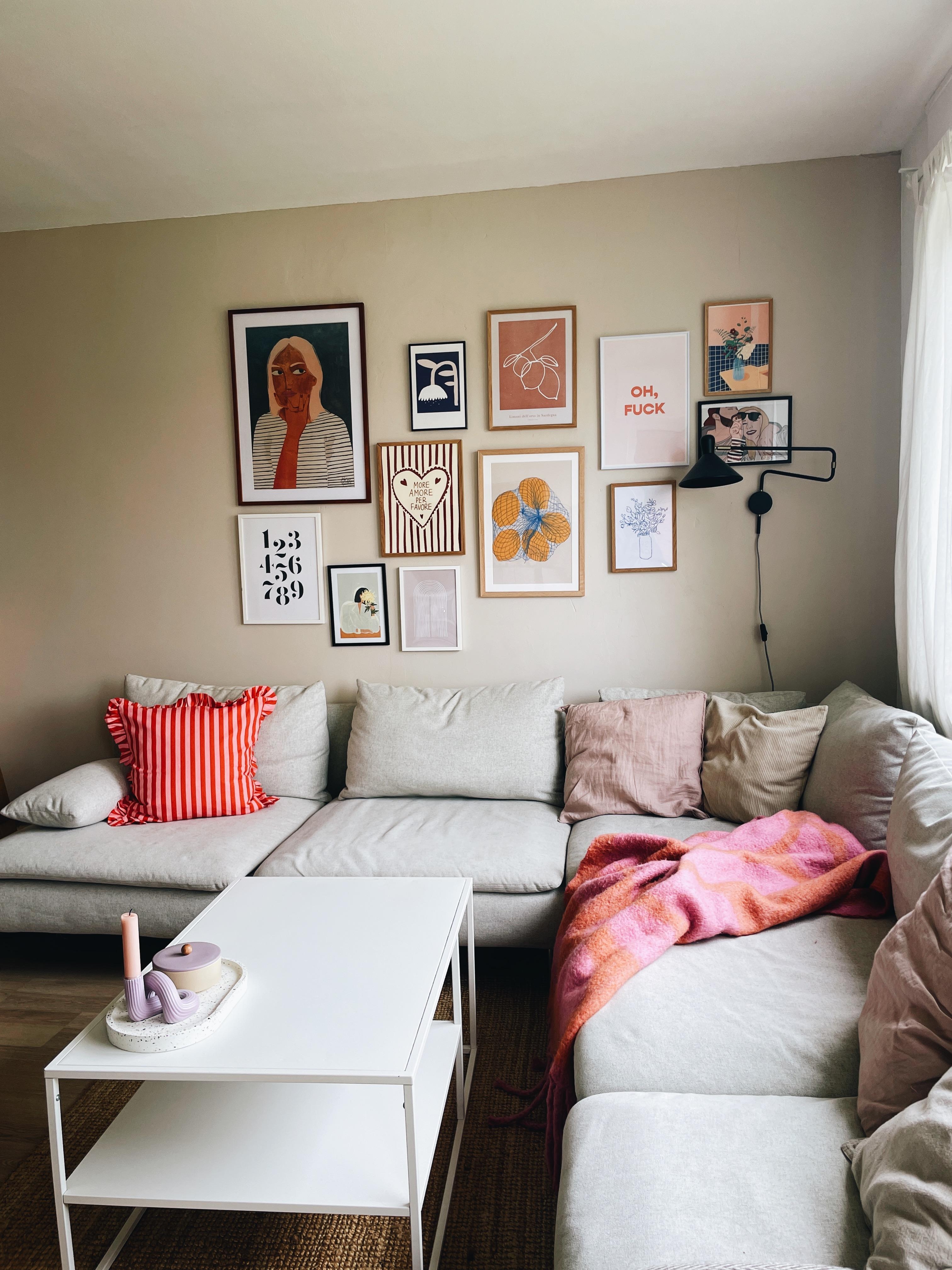 Cozy 💕
#wohnzimmer #couch #couchliebt #cozy #gallerywall #colours #farbenfroh 