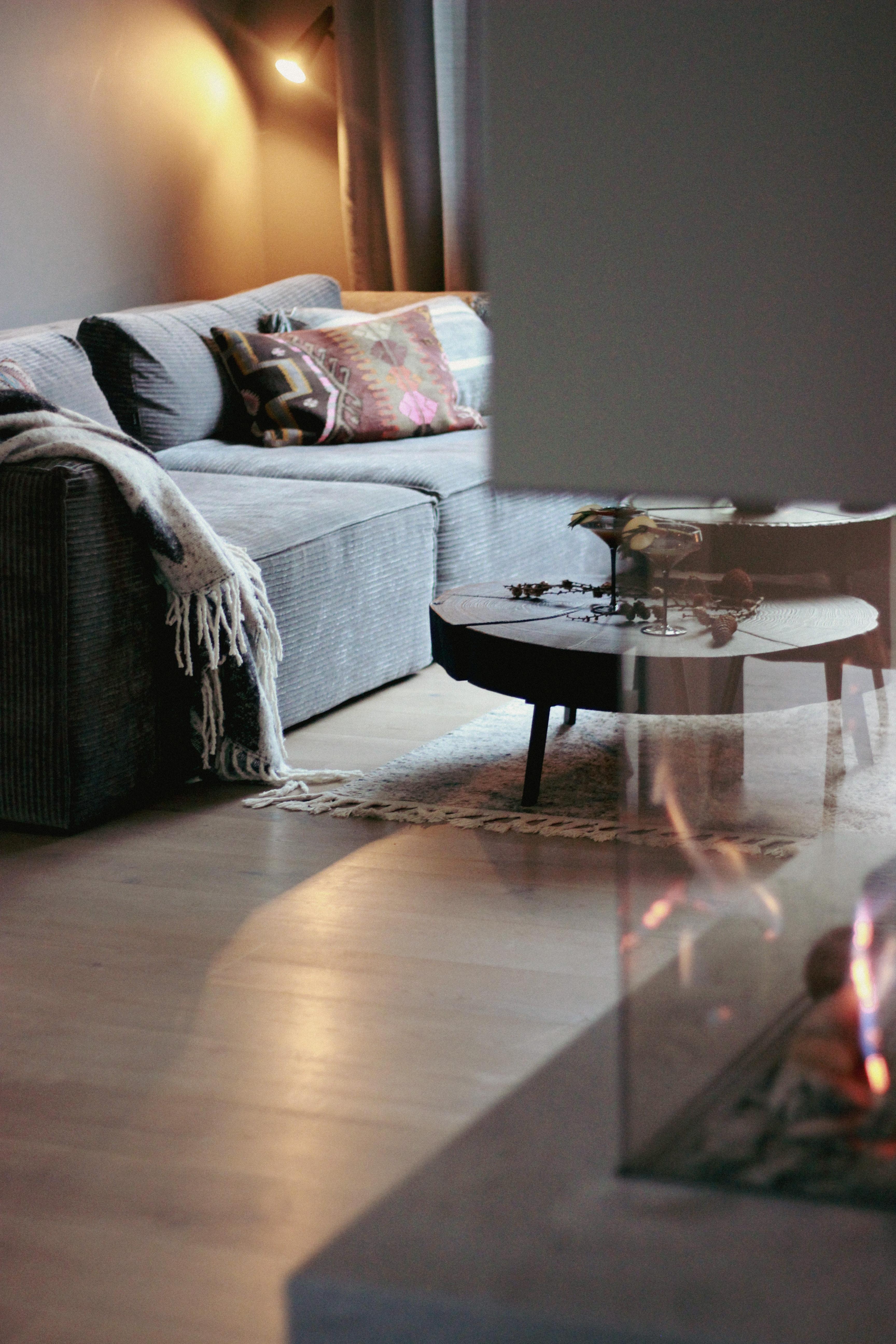 Cozy Time...🍂🖤 #herbst #wohnzimmer #gemütlich #kamin #sofa #cozymood #living #wohnen #interiorinspo #interior 