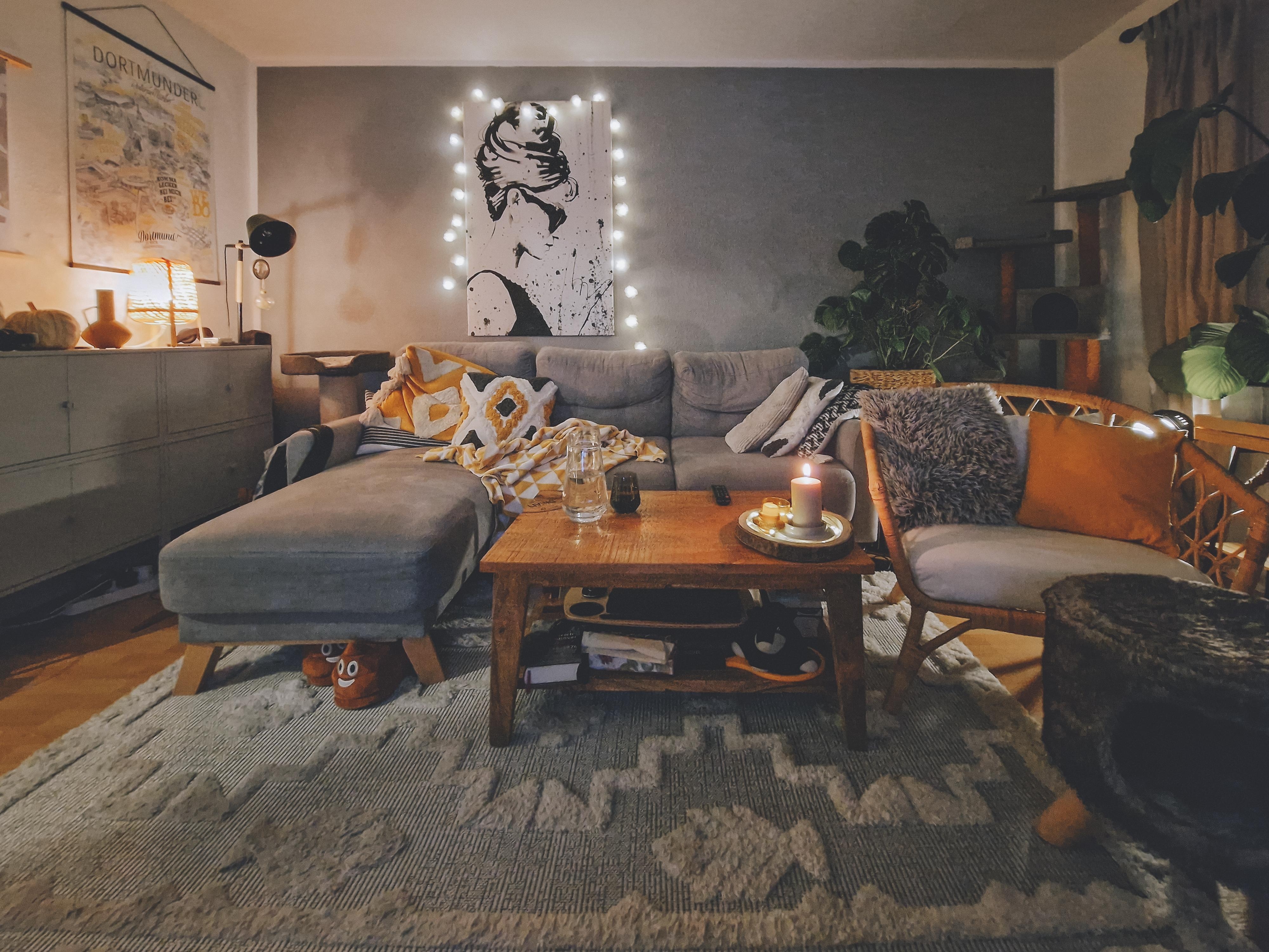 #cozy #Wohnzimmer #couch #couchliebt #Lichterketten #Pflanzen #boho #bohodecor #Teppich 
