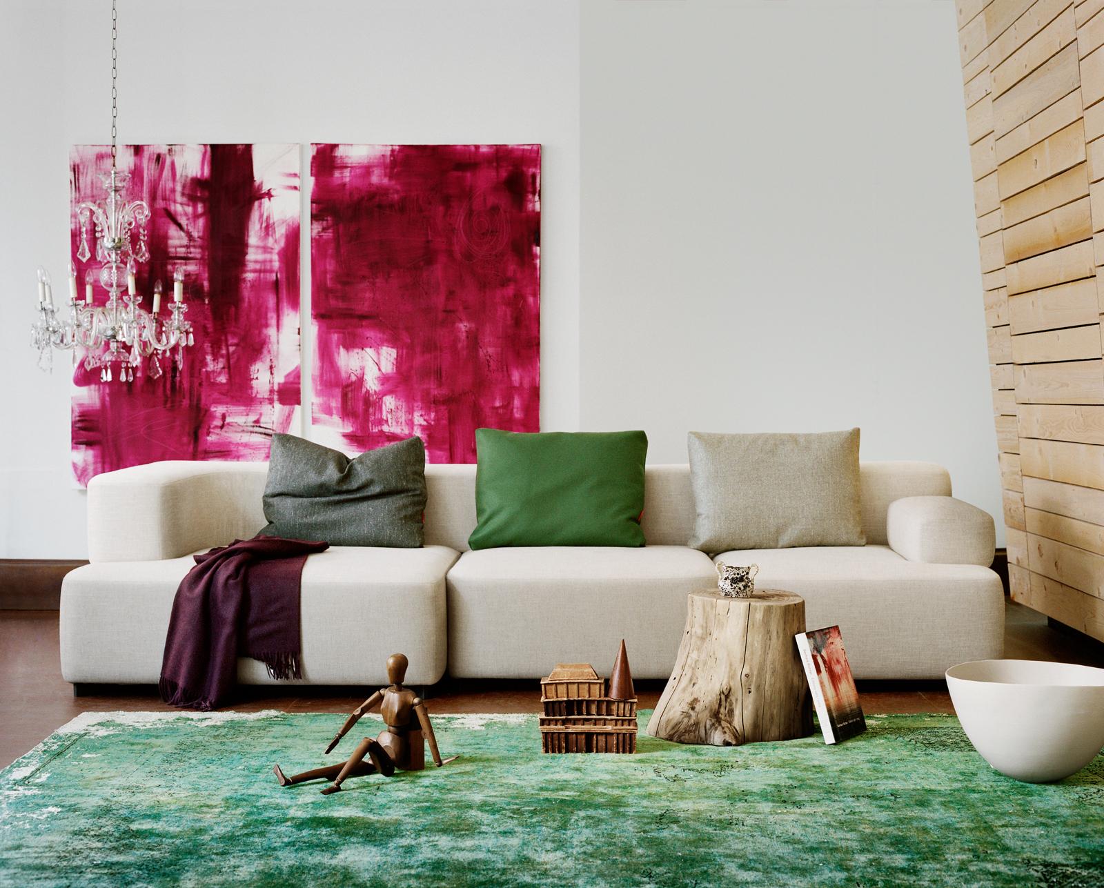 Cremefarbene Couch und grüner Teppich gepaart mit pinkfarbenem Leinwandbild #sofakissen #sofa ©Fritz Hansen/Ditte Isager