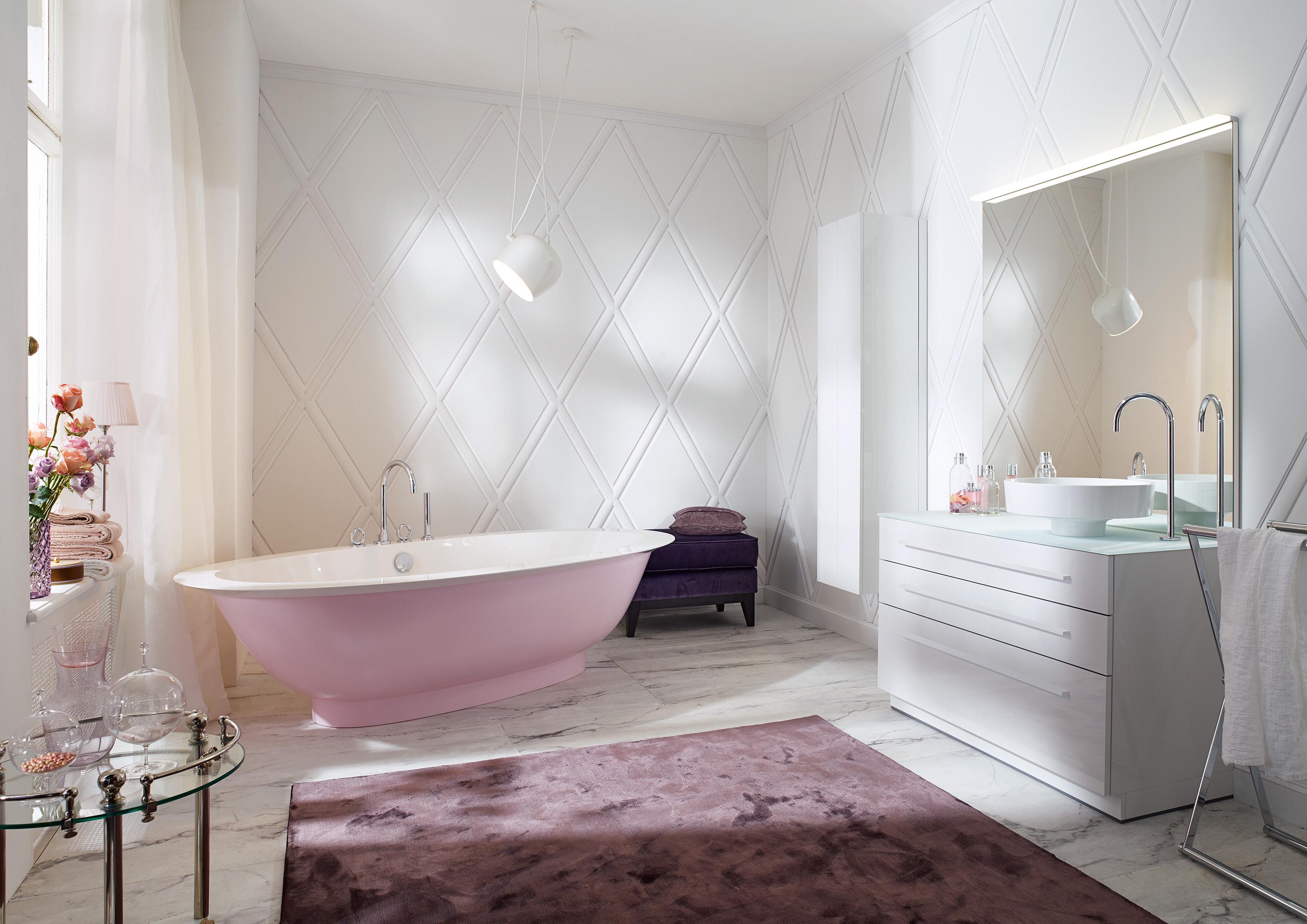 Crono Lust auf Kontrast #bad #badewanne #badezimmer #spiegel #waschbecken #badidee #badsanierung ©burgbad GmbH