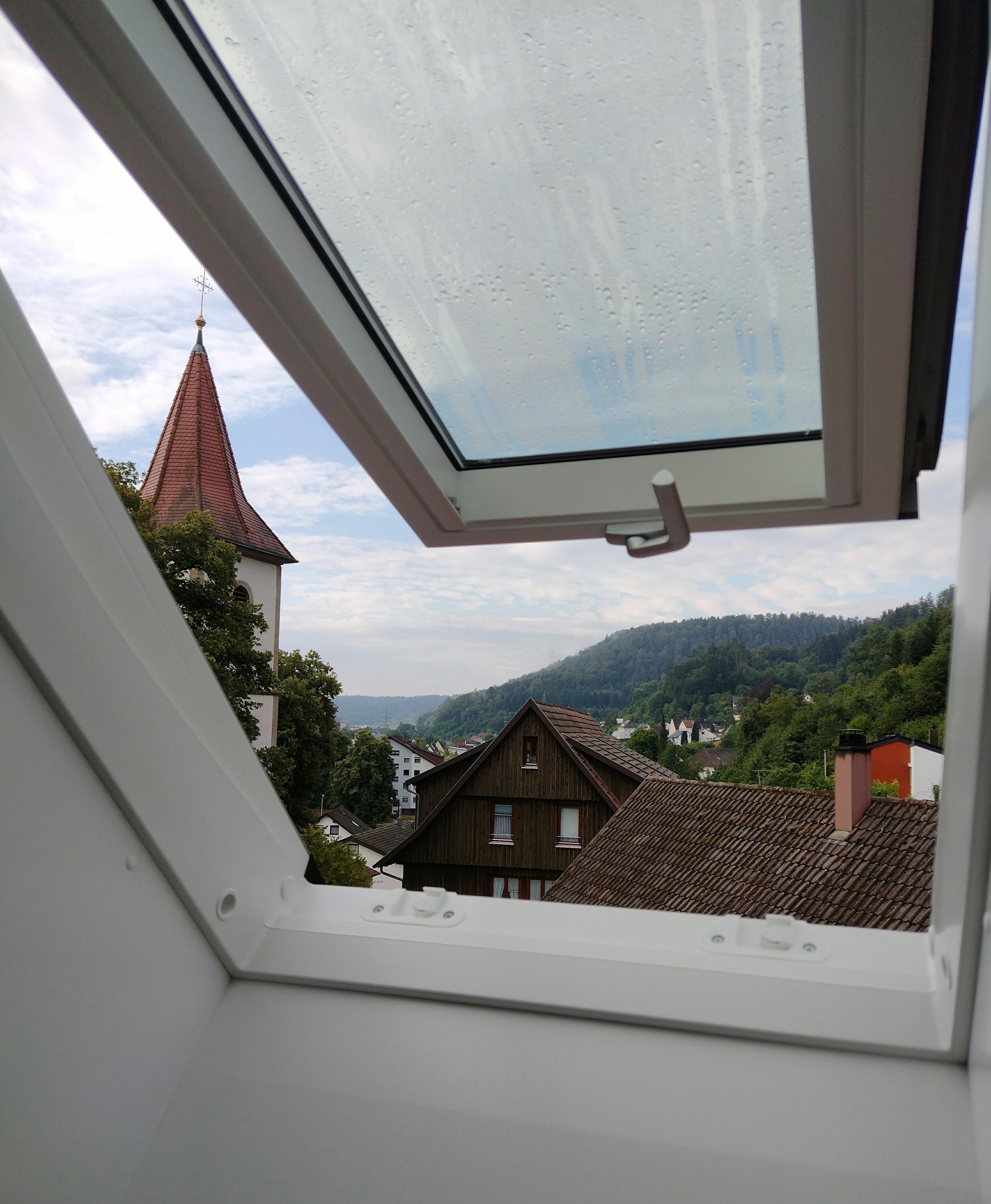 Dachfenster nachher. Neu, weiss, wirkt schön hell, auch wenn es regnet...
#dachfenster #kunstsoff #dachgeschosswohnung 