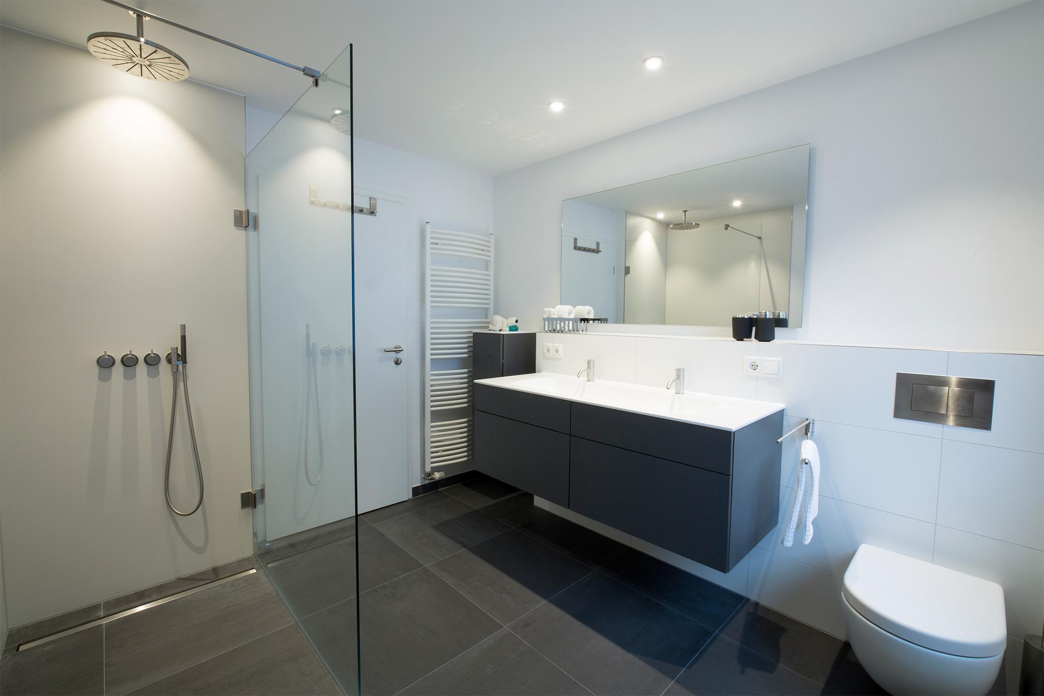 Das Bad: Alles in bester Ordnung #badezimmer #duschbad #ebenerdigedusche #doppelwaschtisch #zimmergestaltung ©HEIMWOHL GmbH