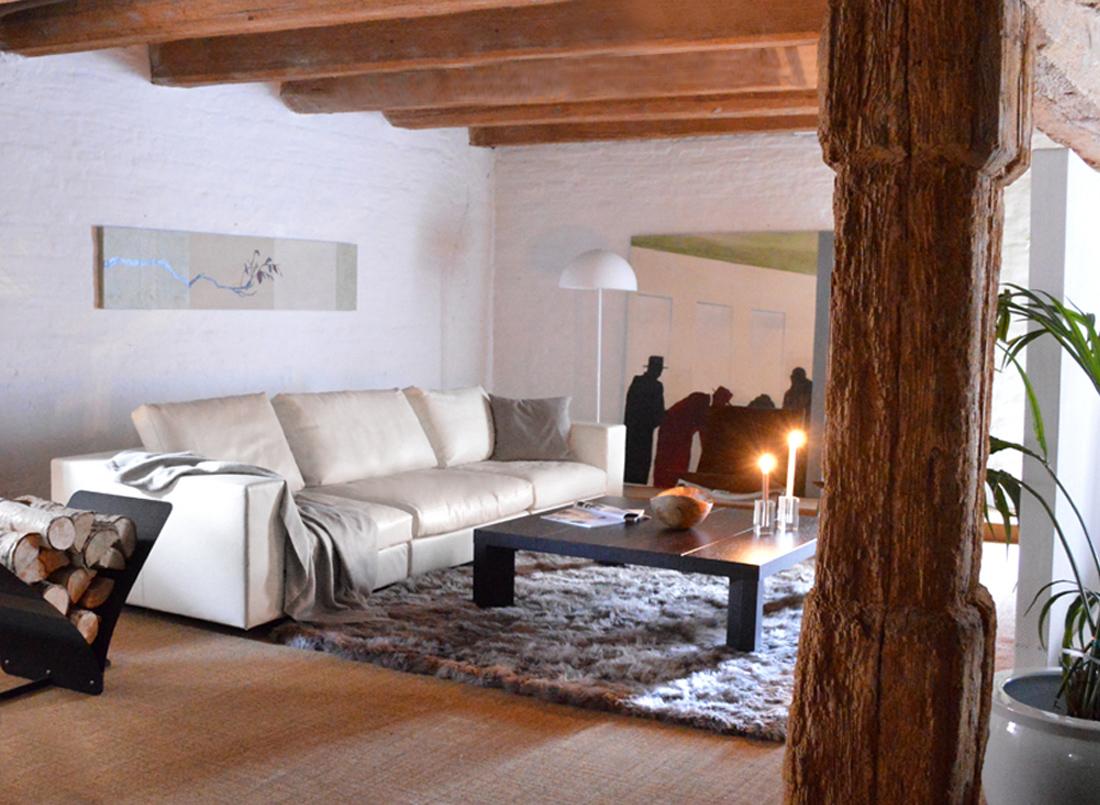 Das Living Landscape Sofa von Walter Knoll nutzt den Raum in alle Richtungen #wohnzimmer #ledersofa #sofa ©guenstigerdesign