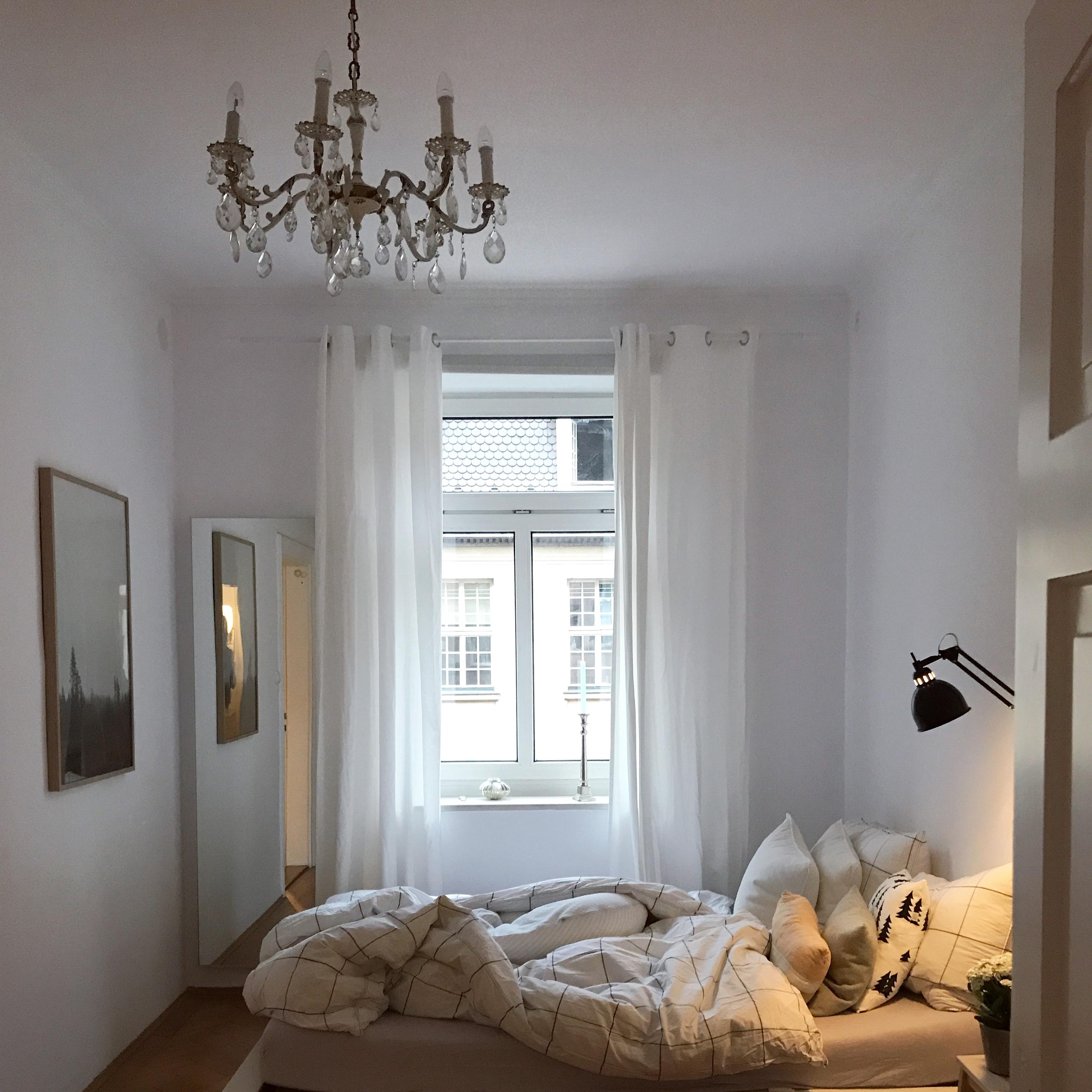 Das Wetter lädt zur Gemütlichkeit ein

#schlafzimmer #comfy #minimalism #gemütlichkeit #dekoideen #altbau #bedroom 