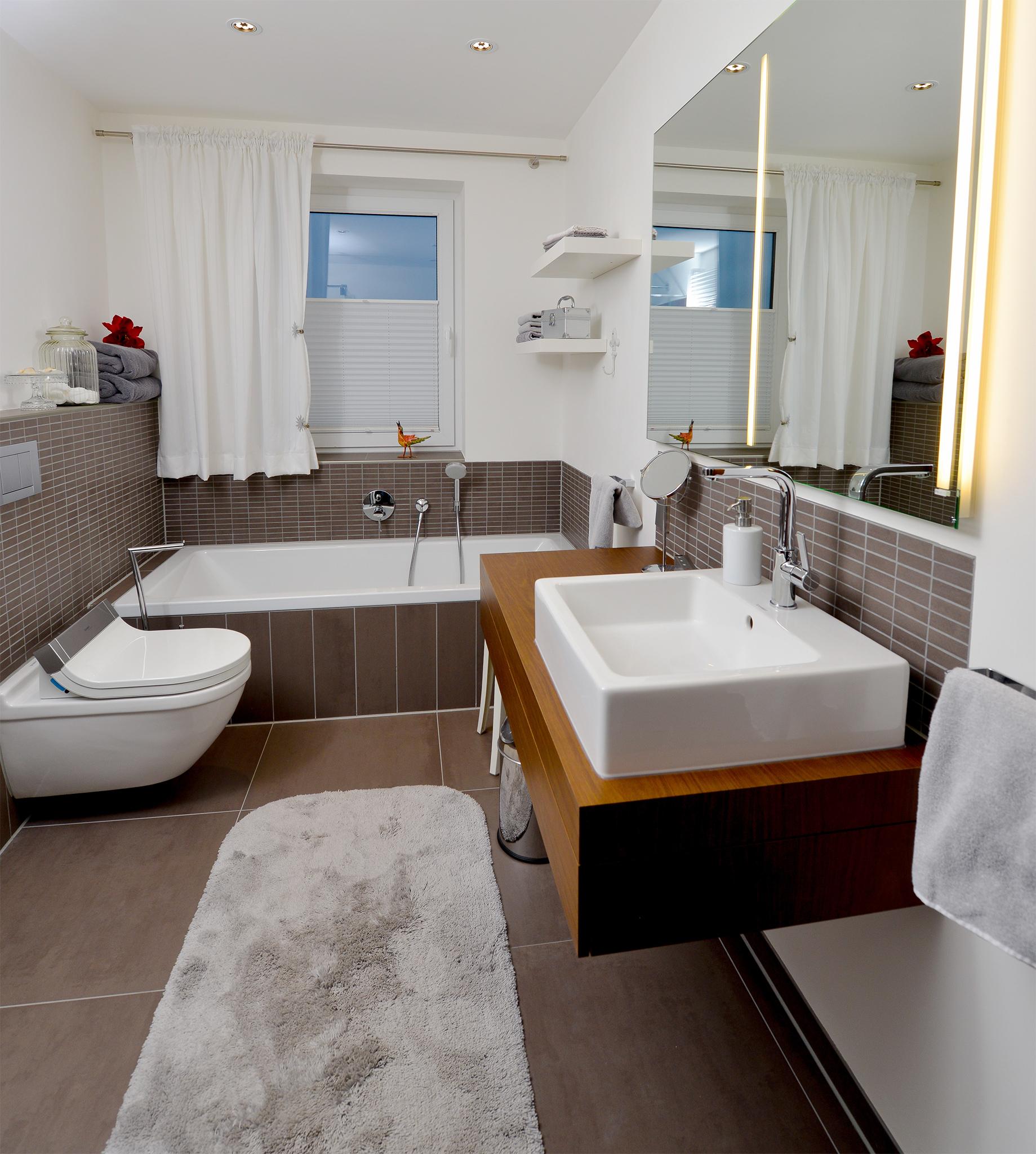 Das wohnliche Komplettbad lässt keine Wünsche offen #badewanne #badezimmer #grauefliesen ©HEIMWOHL GmbH
