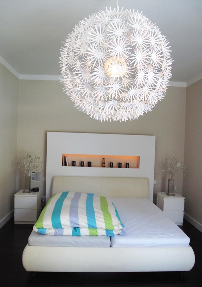 Dekorative Deckenleuchte im Schlafzimmer #weißernachttisch #bettablage ©scout for location