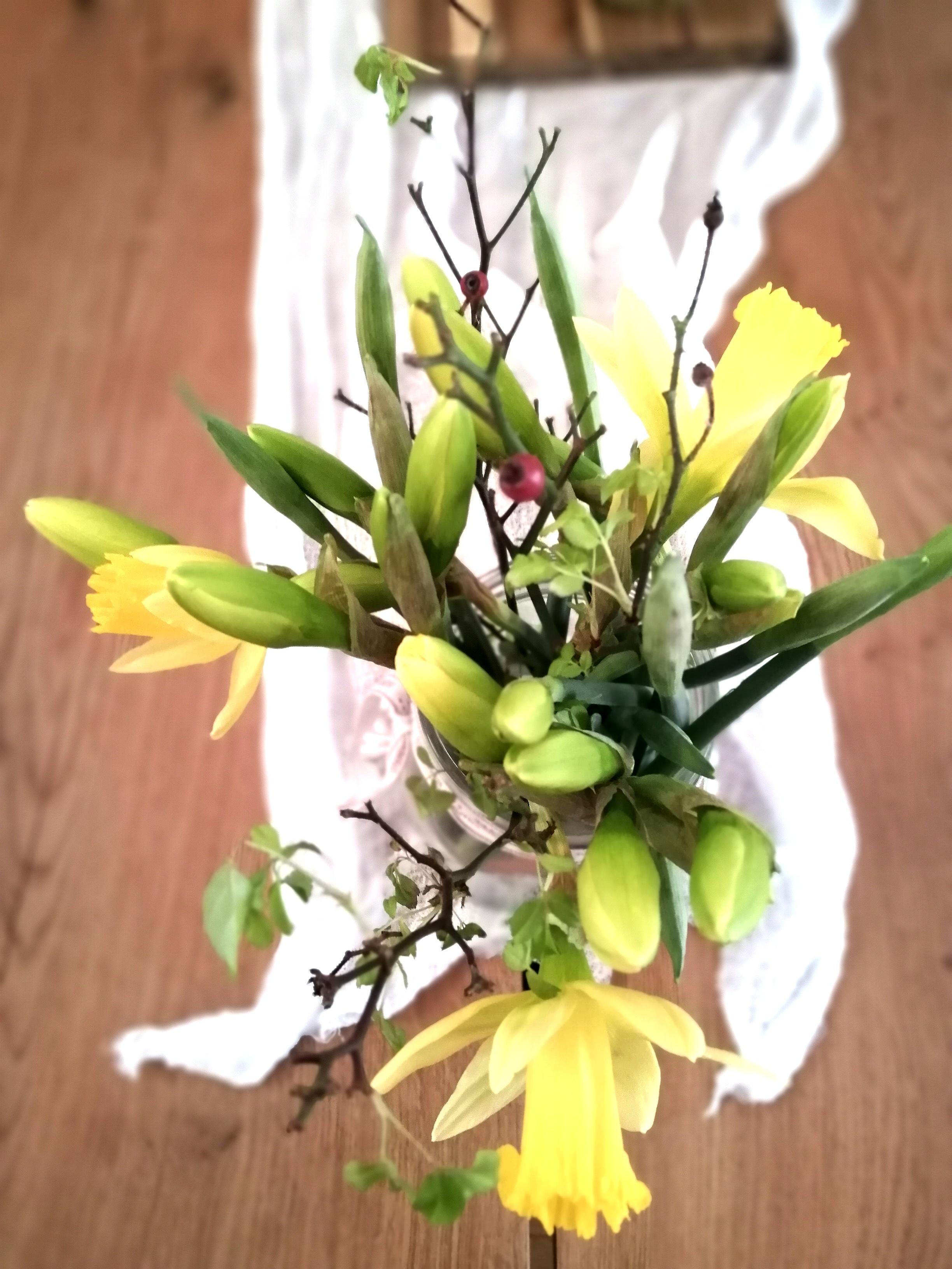 Den Frühling langsam ins Haus hollen 🌷🌱 #home #freshflower #narzissen #holztisch #diyblumendeko 