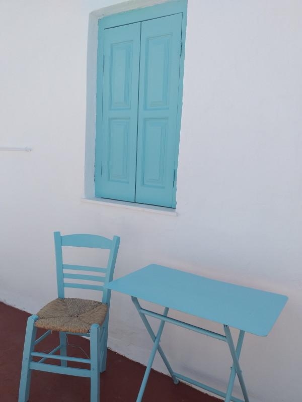 Den Stuhl und Tisch haben wir auch noch schnell mitgestrichen. Tolle Farbe, oder? #veranda #fenster #anstrich #farbe