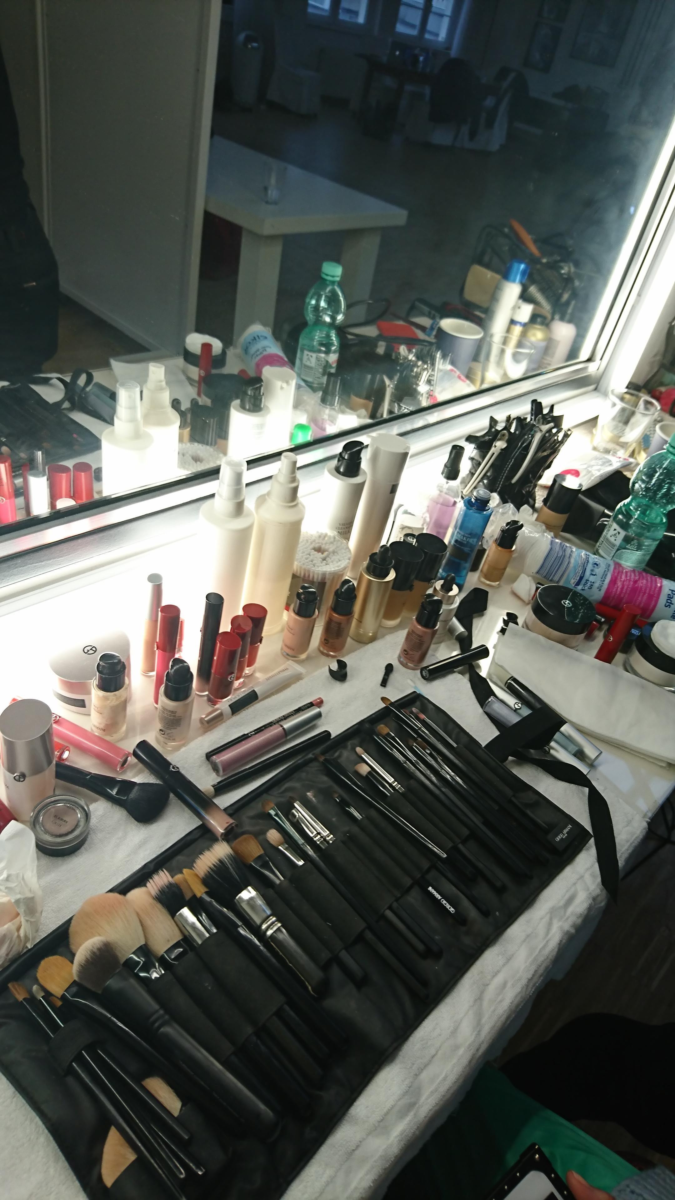 Der Arbeitsplatz vom Visagisten bei unserem Make-up-Shooting #makeup #beauty #backstage #armanibeauty #couchliebt