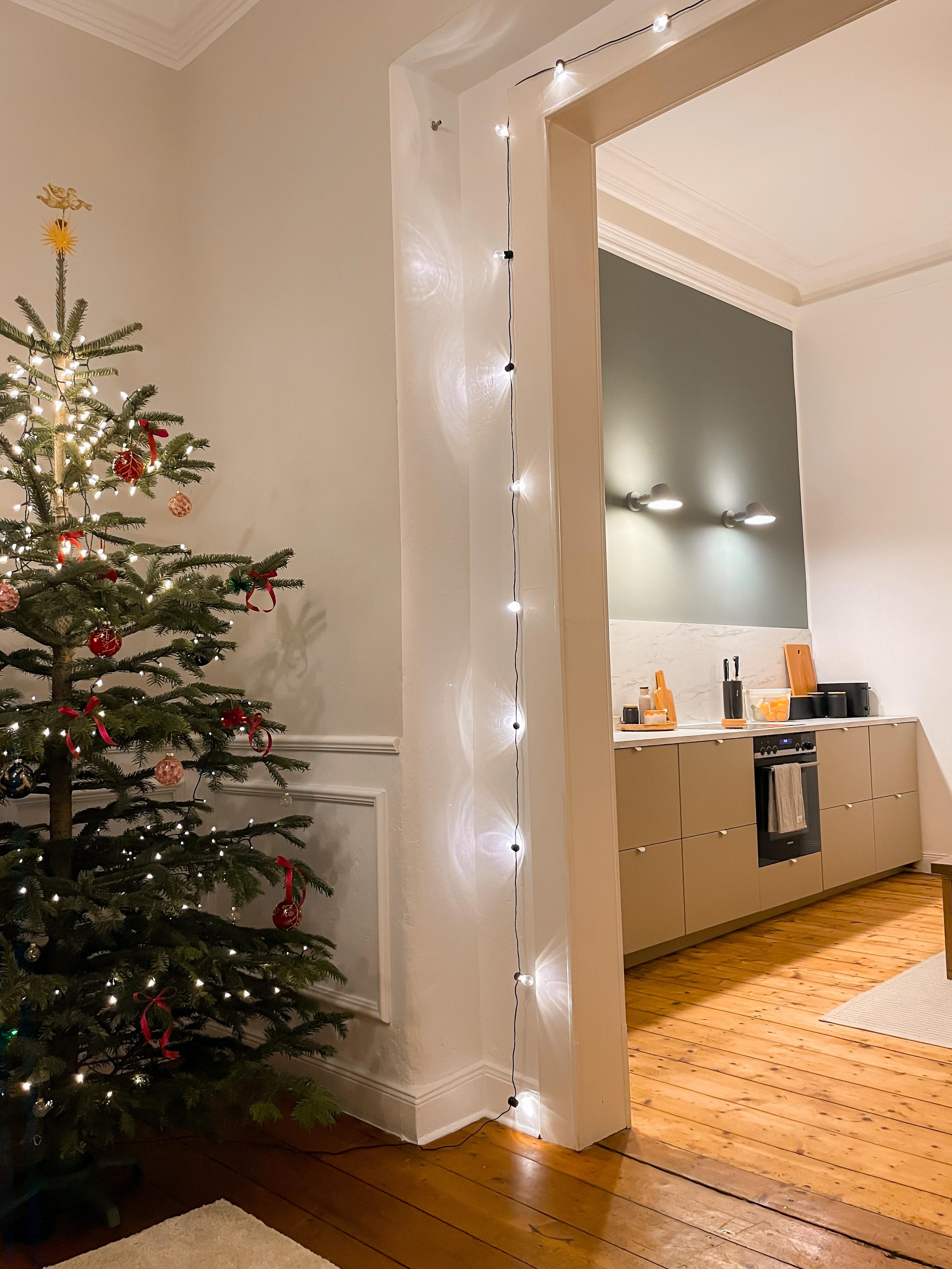 Der Blick in unsere „fertige“ Küche aus dem Wohnzimmer 🥹 
#wohnzimmer #weihnachtsbaum #küche #offeneküche #umzug #altbau