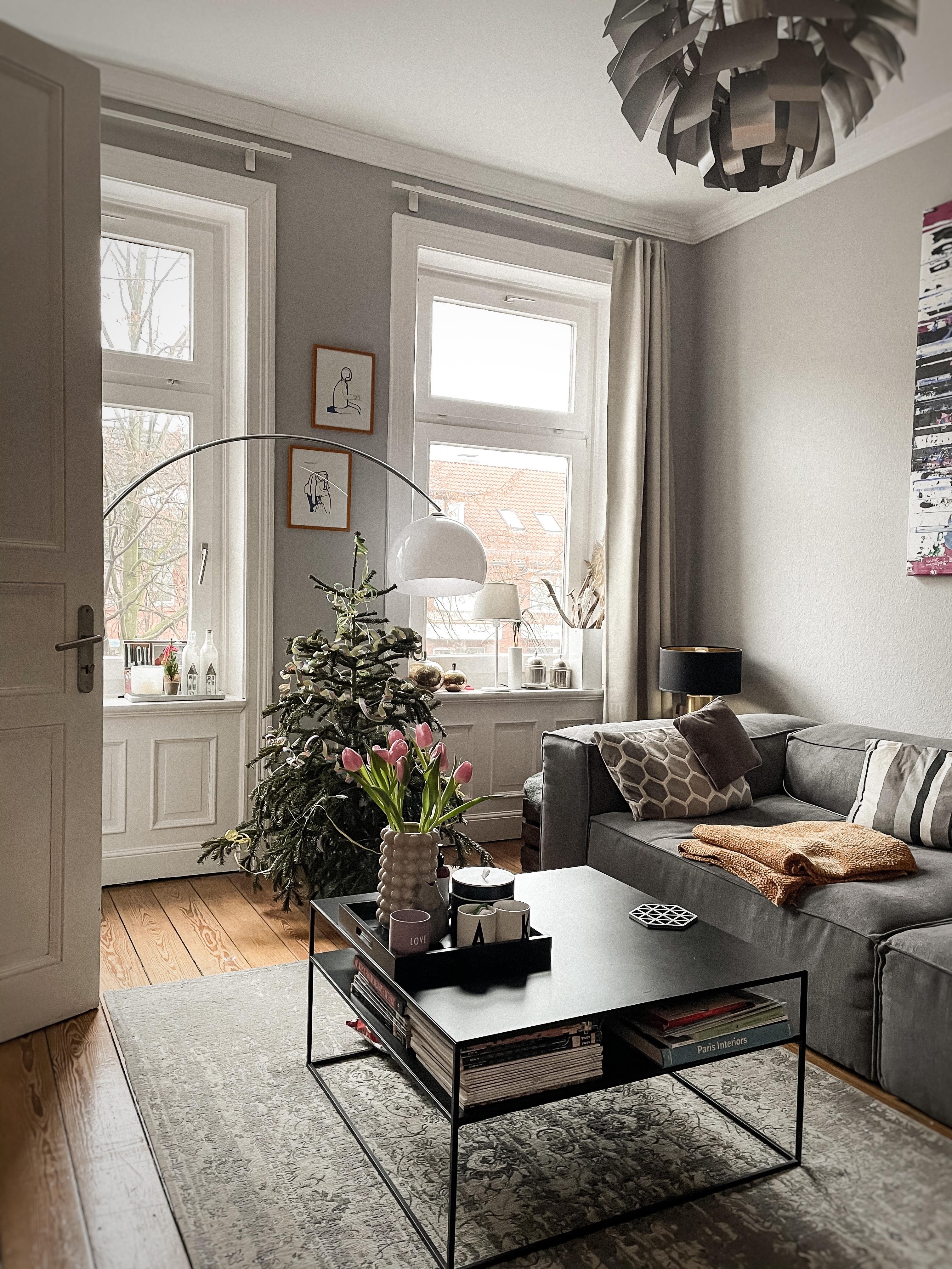 Der Tannenbaum hat Konkurrenz von frischen Tulpen bekommen #nordicliving #interior #interiorstyle #minimalstyle #couch