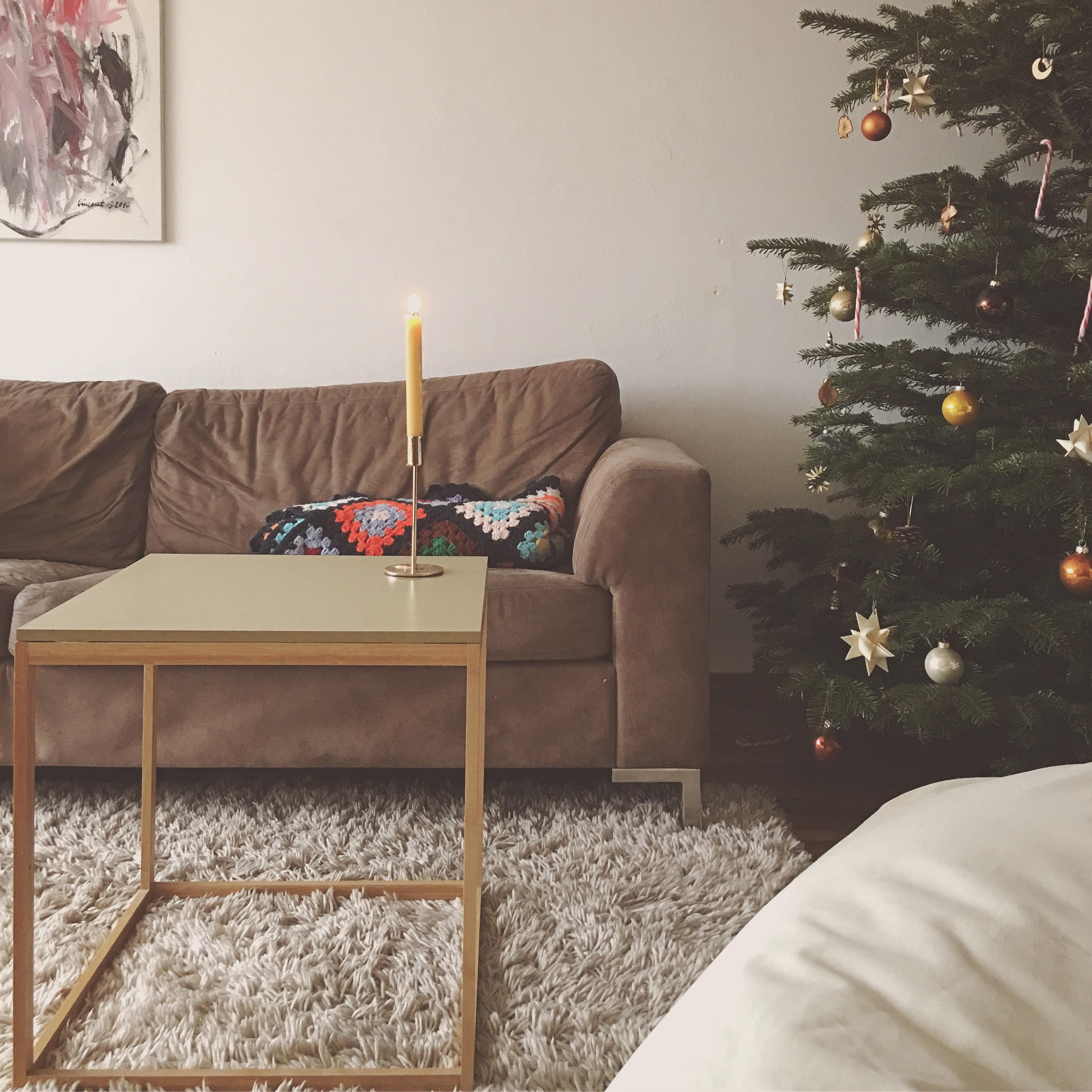 Der Weihnachtsbaum steht. 
#wohnzimmer #weihnachtsbaum #sofa #couchtisch #livingabc #decke #kerzenständer #teppich 