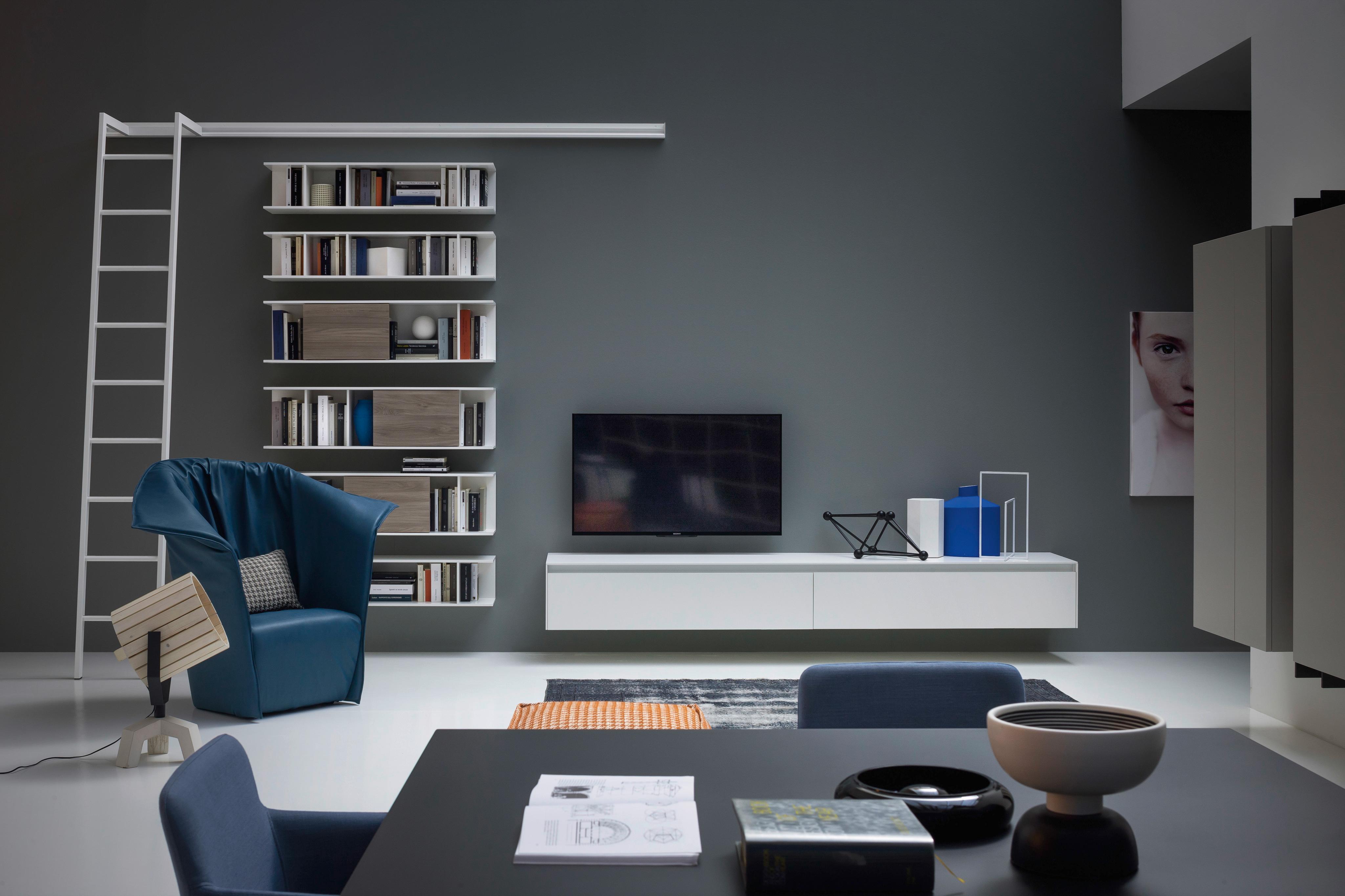 Design Bücherregal mit Leiter Hängend #bücherregal #wohnzimmer #raumteiler ©Livarea.de / Novamobili