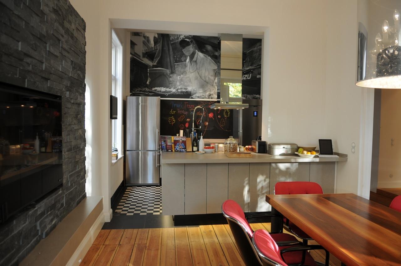 Designer-Küche mit grauem Wandbild #esstisch #küchentresen #graueküche #schachbrettmusterfliesen ©scout for location
