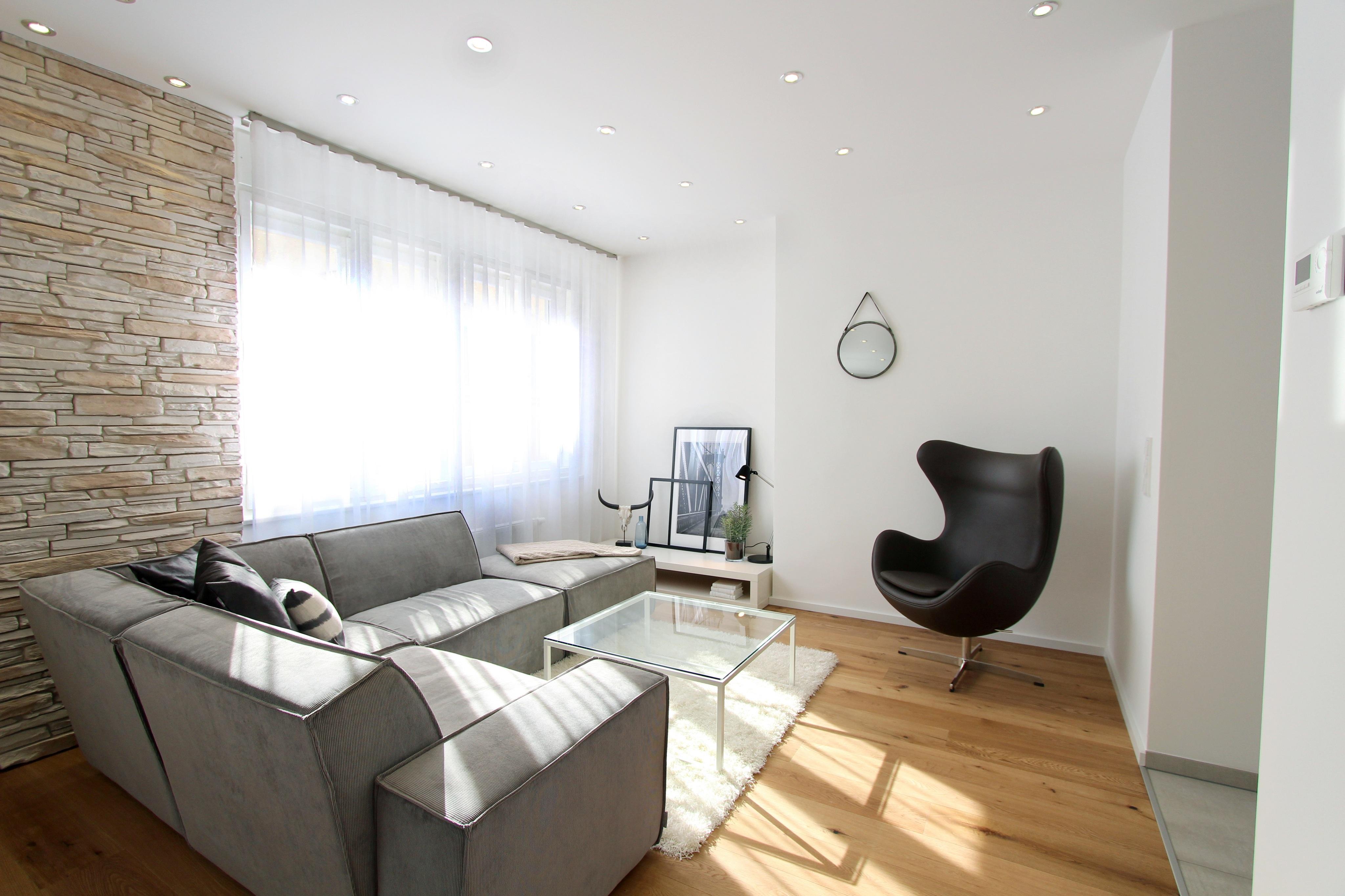 Designer Wohnzimmer #wohnzimmer #ecksofa #sofa #grauessofa #glascouchtisch #einrichtungsberatung ©Isabella Hemmer