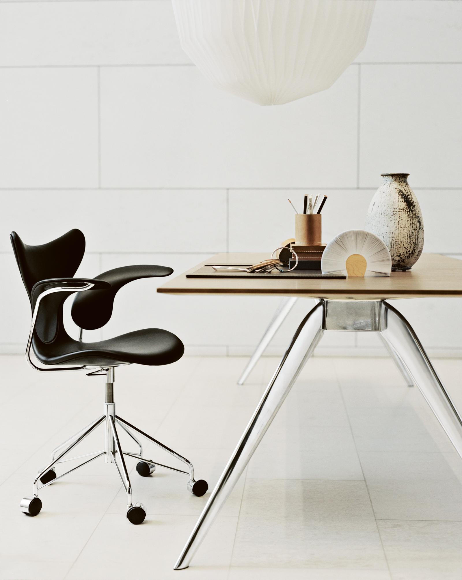 Designermöbel für den Arbeitsplatz #designermöbel #weißefliesen ©Fritz Hansen