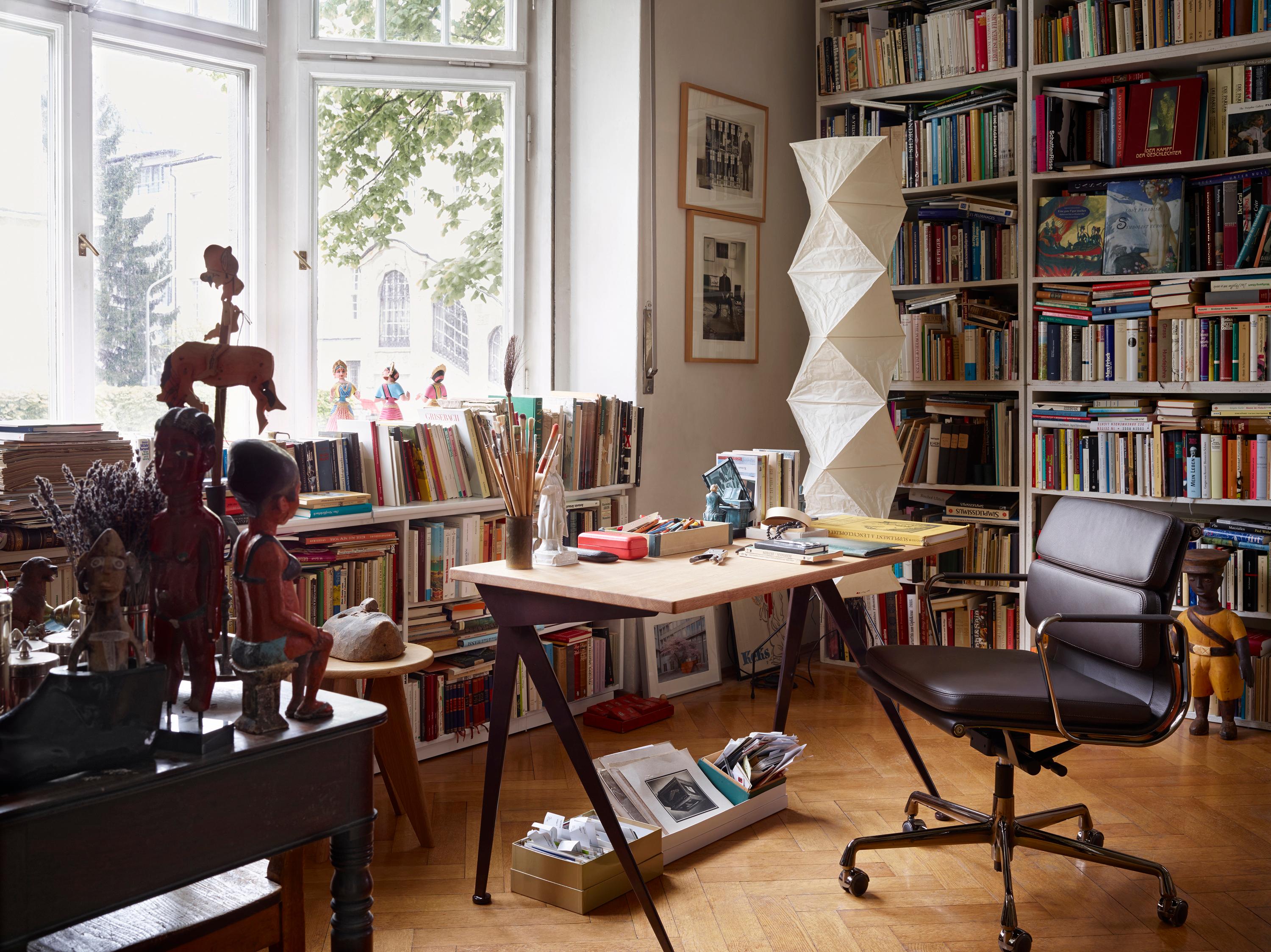 Designermöbel im Arbeitszimmer #eklektisch #bücherregal #designermöbel #holzschreibtisch ©Vitra/Florian Böhm, Designer: Charles & Ray Eames