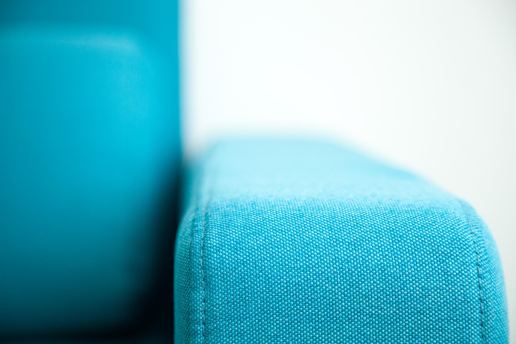 Detail des türkisfarbenen Sofas im Wohnbereich #sofa ©Roomhero