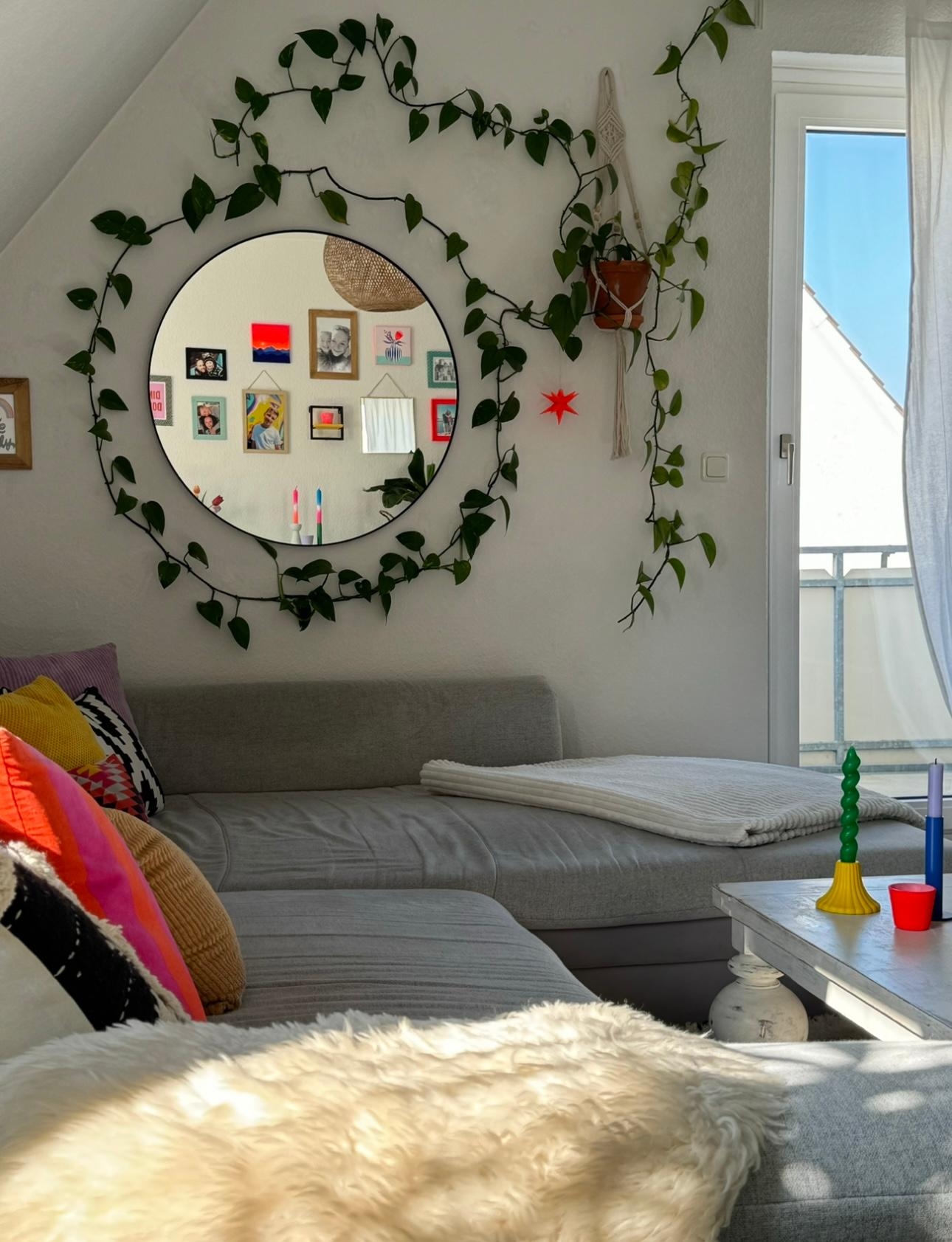 Die andere Seite vom #Wohnzimmer ..die Pflanze ist mittlerweile um den #Spiegel rum gewachsen 💚 #Greenterior #Wandgestaltung #Colourfulhome #Bunteswohnen #Homestory