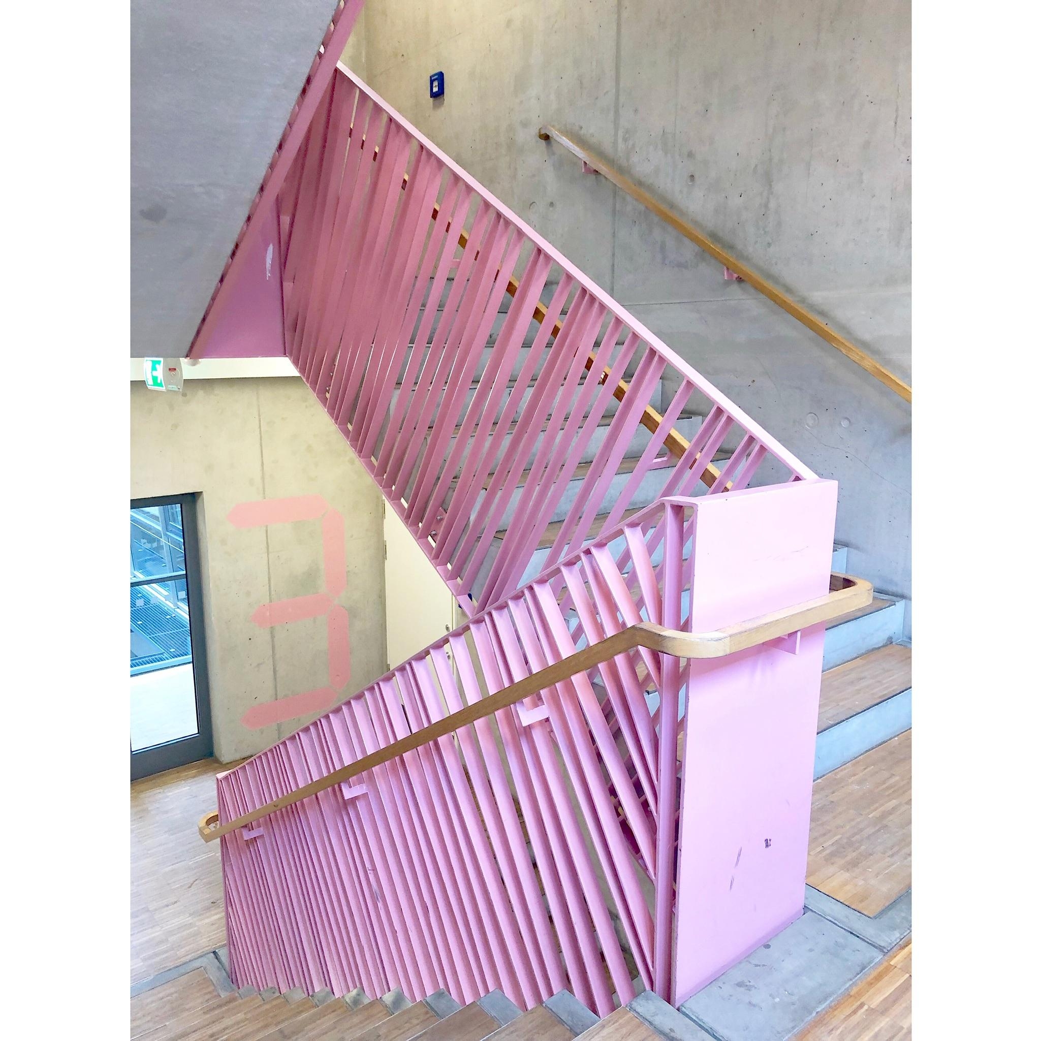Die coolste Schule, EVER 🖤 🚢⚓️ #mama #industrial #beton #pink #hamburg #hafencity