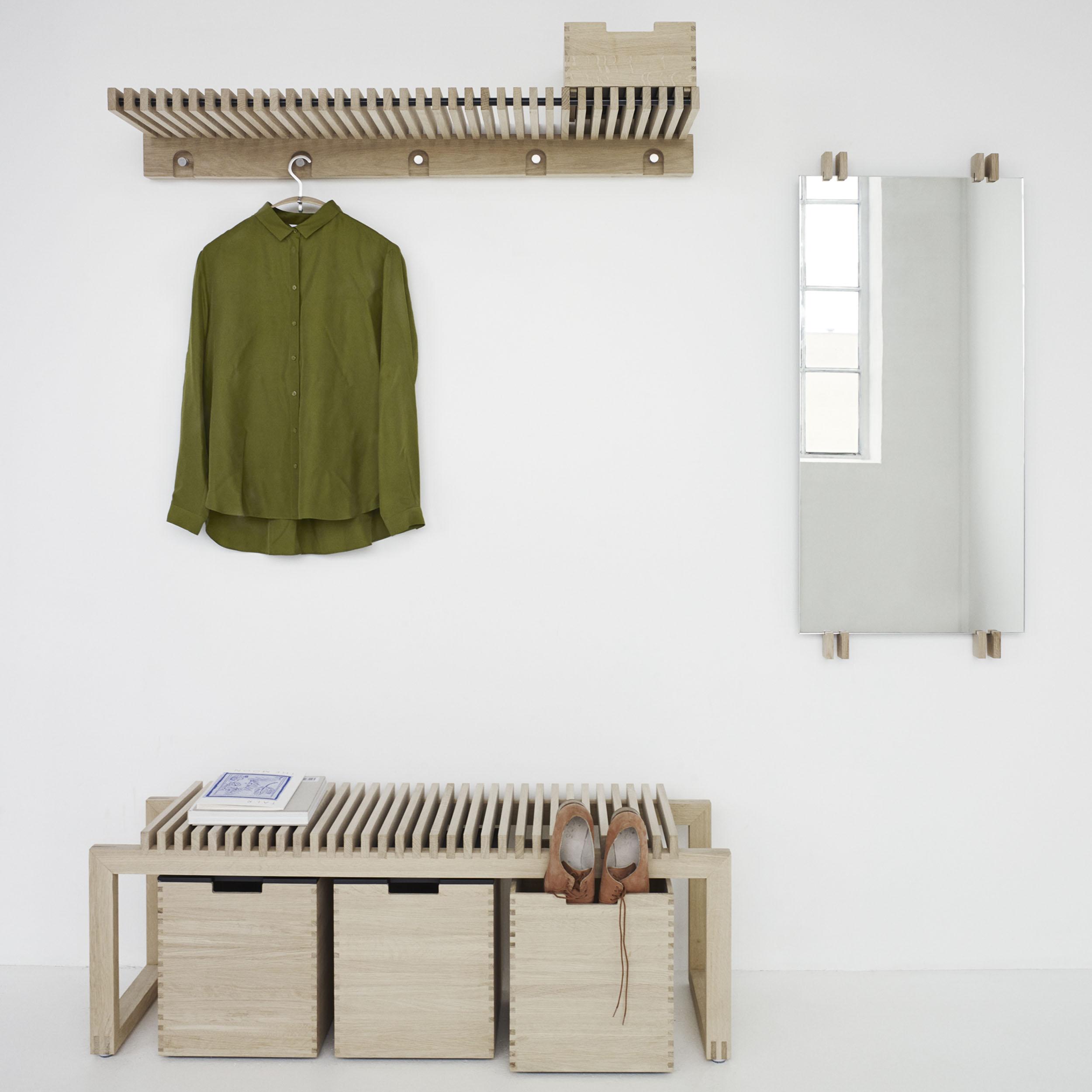 Die Cutter Garderoben-Serie im ästhetischen Design #spiegel #aufbewahrung #wandspiegel #holzbank #garderobe #sitzbank #kleiderbügel #kleiderablage ©Skagerak